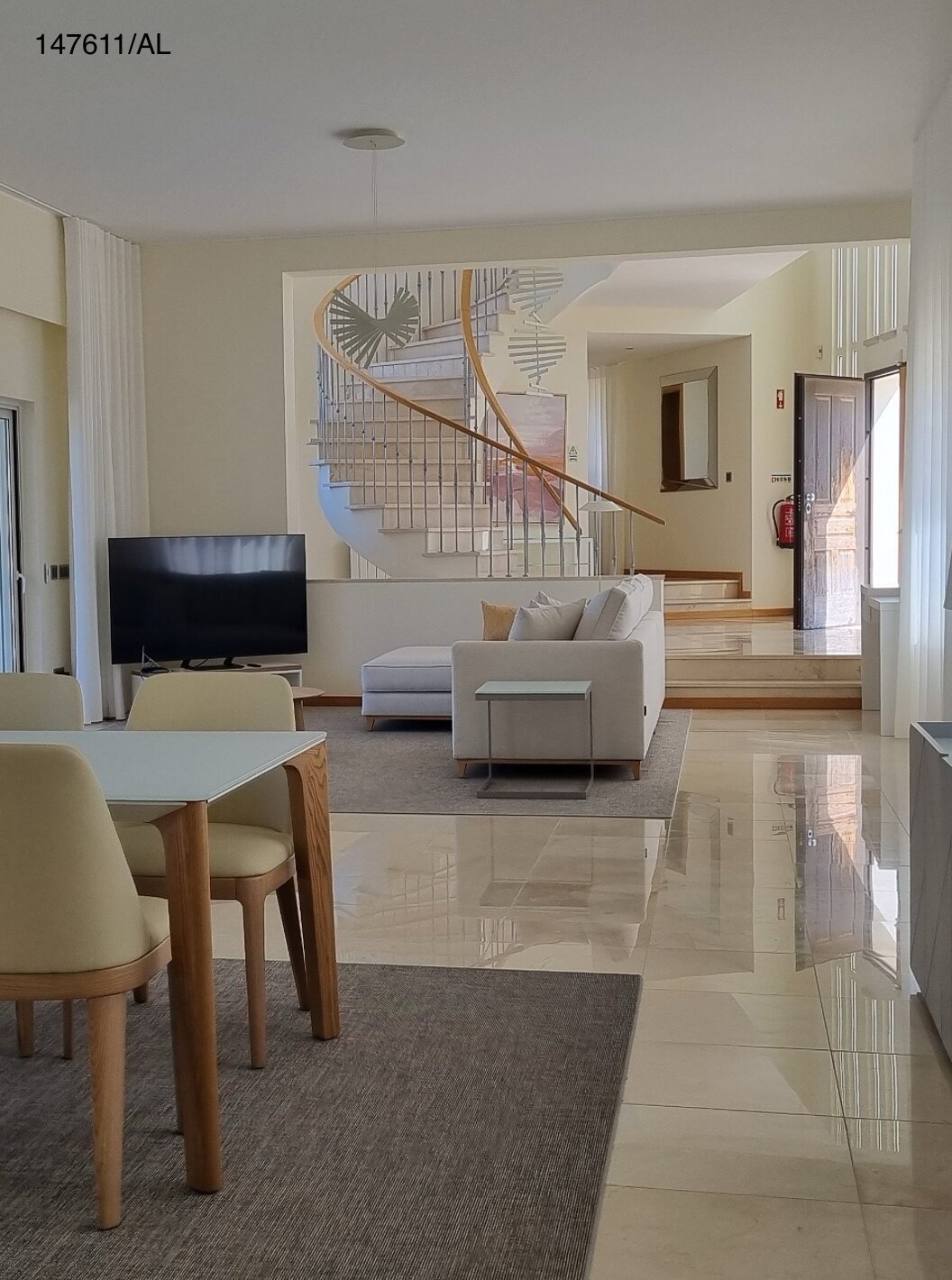 A Moradia V5 Superior do Pestana Carvoeiro Golfe tem uma sala de estar ampla, com uma mesa de jantar, cadeiras e televisão