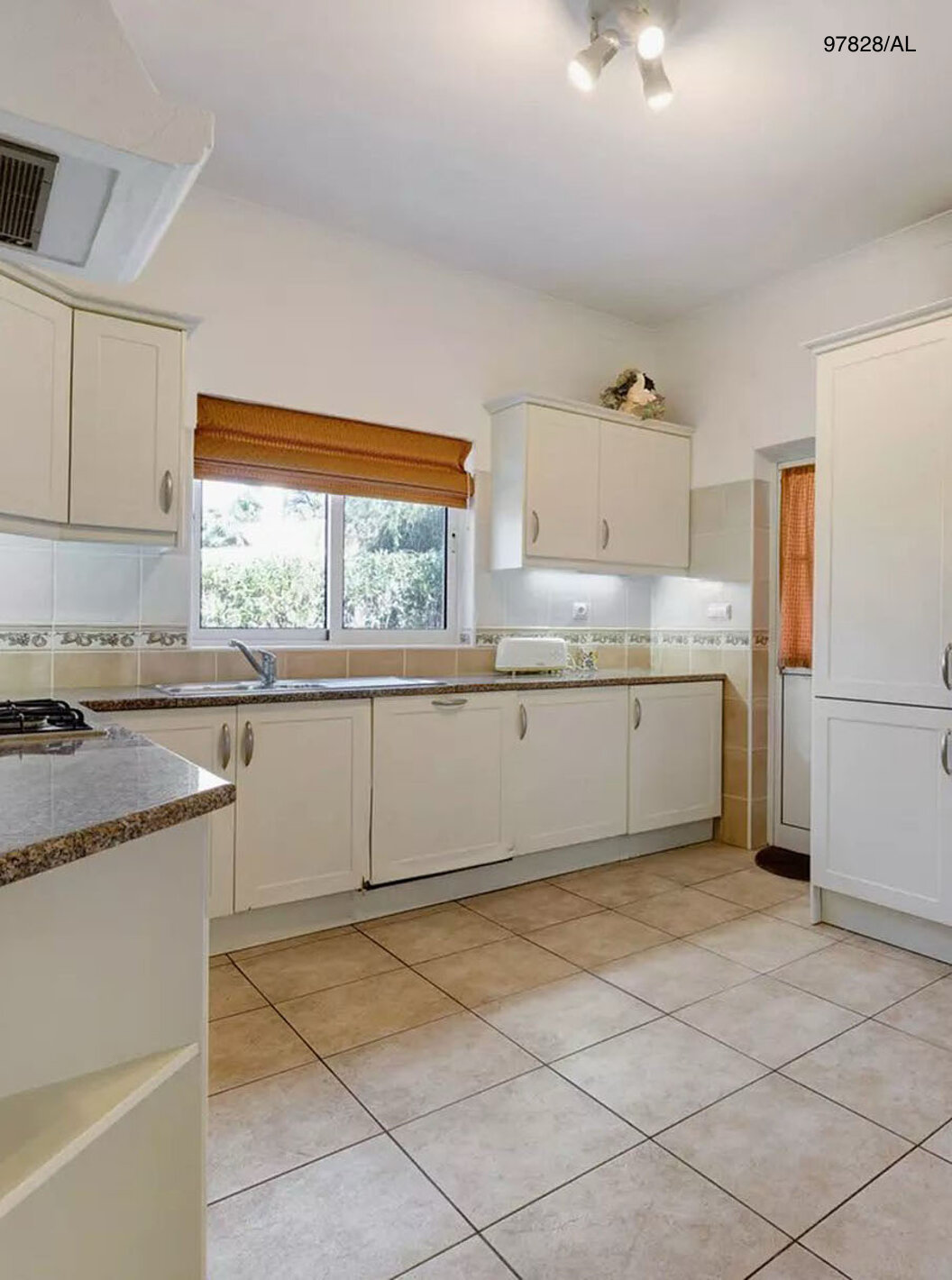 A Moradia V3 Standart do Pestana Carvoeiro Golfe tem uma cozinha equipada com armários brancos e eletrodomésticos