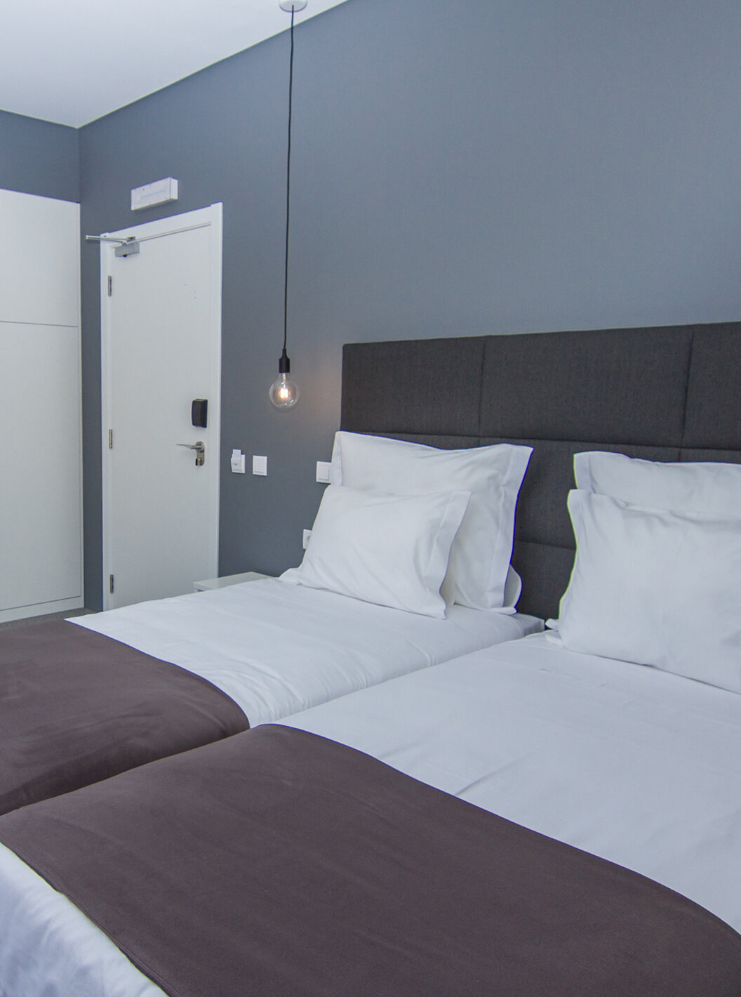 O Quarto Clássico - Vista Piscina do Pestana Gramacho Residences é um quarto moderno com duas camas e cozinha minimalista.