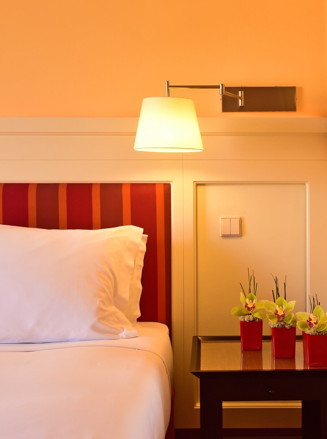 O Duplo Clássico do Pestana Sintra Golf tem uma cama, um espelho, um candeeiro e uma mesa de cabeceira com flores
