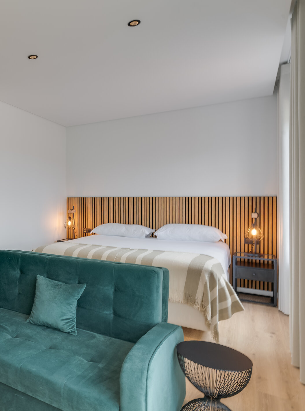 O Familiar com Varanda - Clubhouse do Pestana Sintra Golf tem uma cama de casal com cabeceira em madeira, um sofá e uma mesa