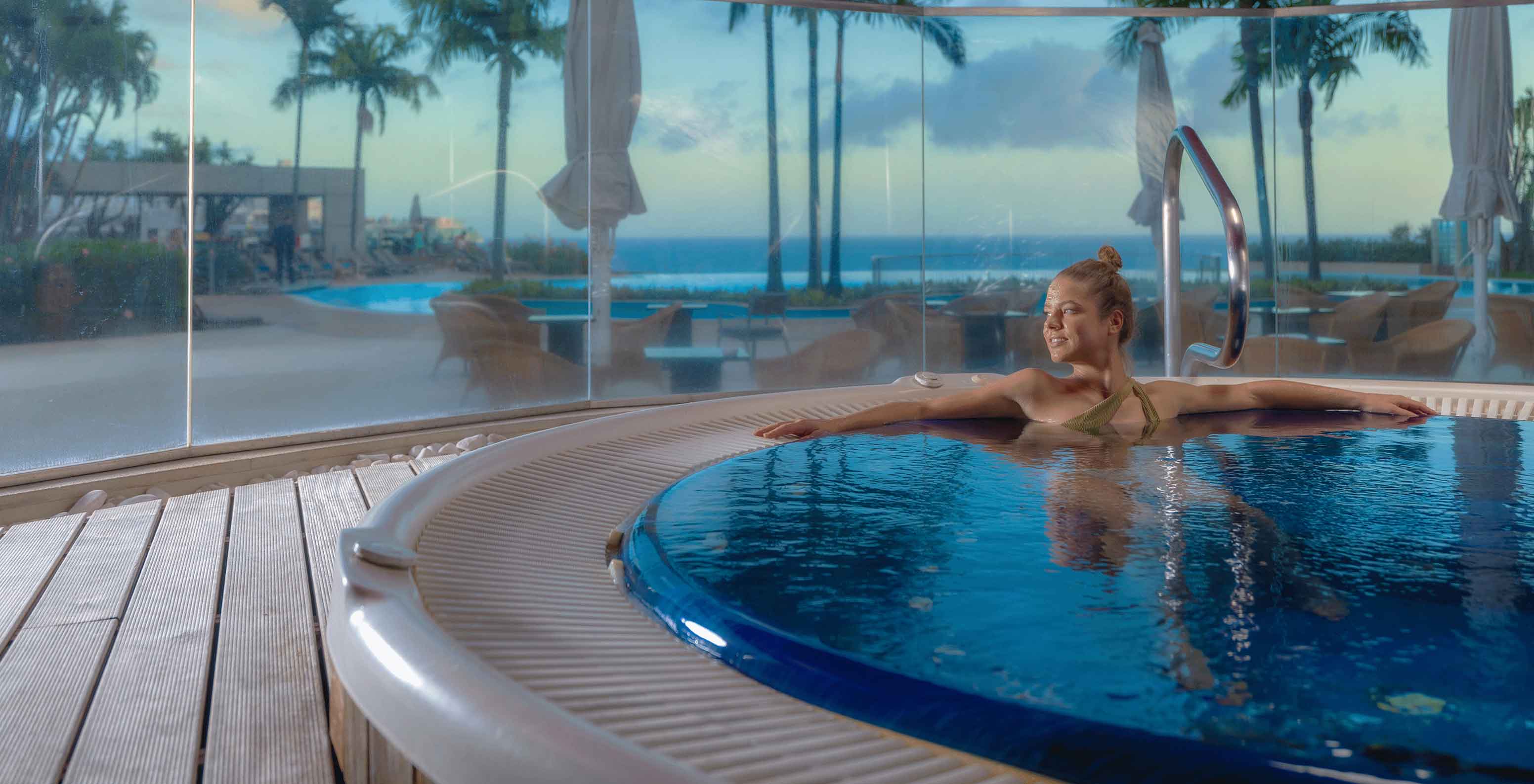 Jacuzzi com vista para a piscina exterior do Pestana Casino Park, Hotel no Funchal em Frente ao Mar, com Spa e Piscina