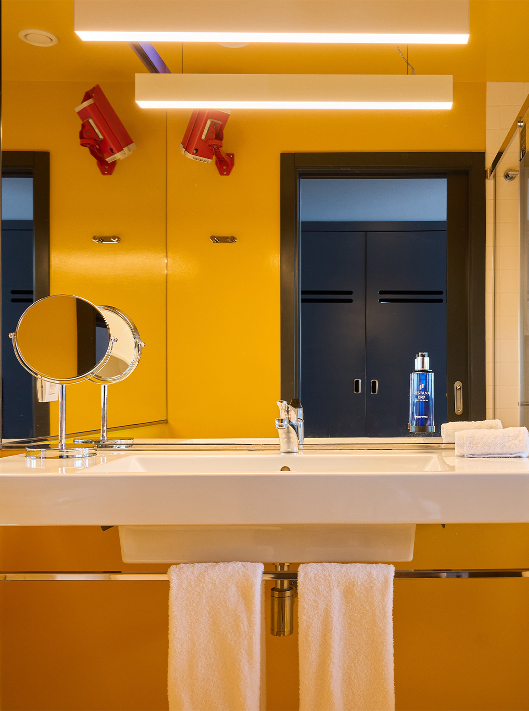 O Quarto CR Superior do Pestana CR7 Funchal tem uma casa de banho com ar moderno, em tons de amarelo, um chuveiro