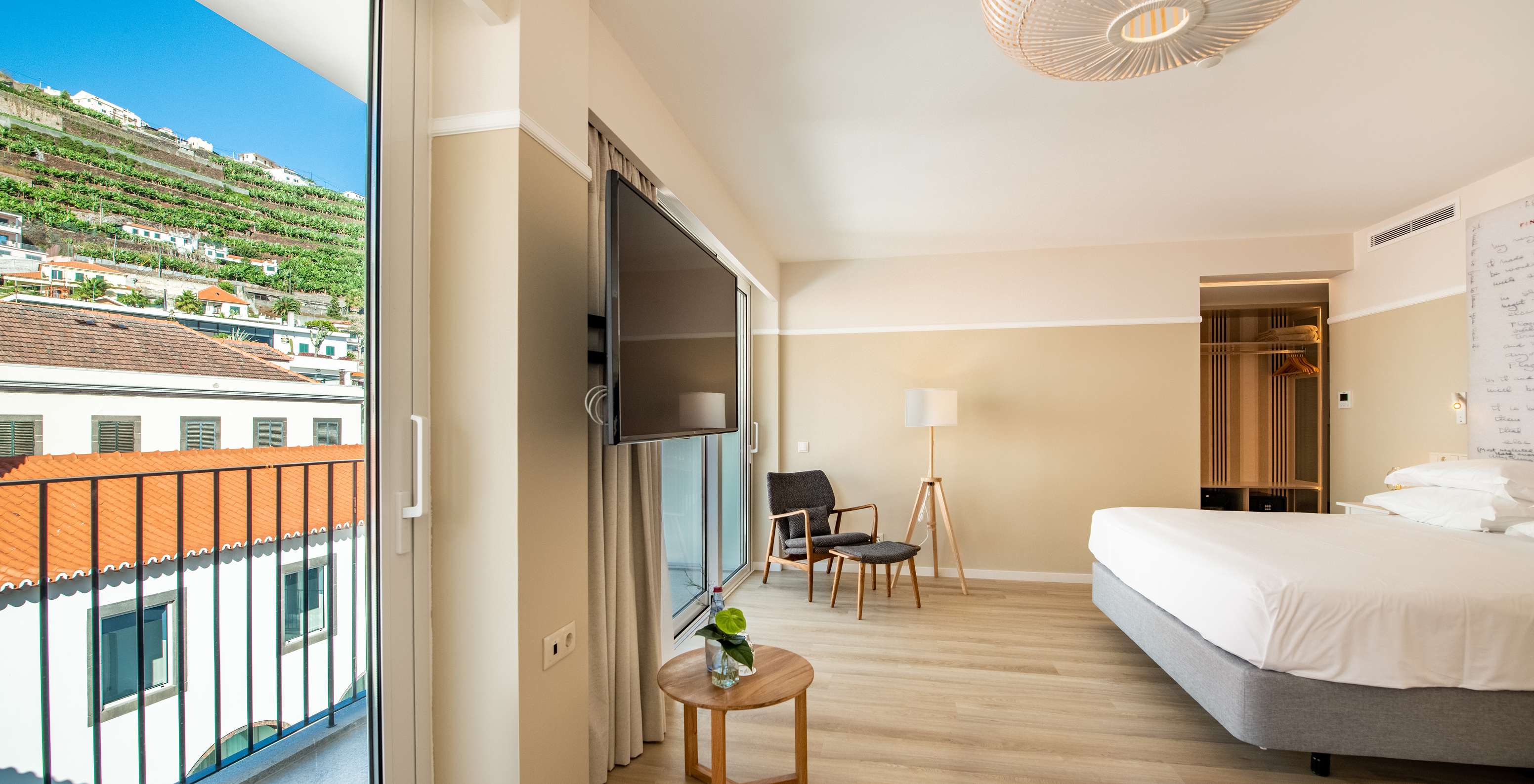 O Superior Familiar do Pestana Fisherman Village tem uma área espaçosa e uma varanda ampla com vista para a cidade