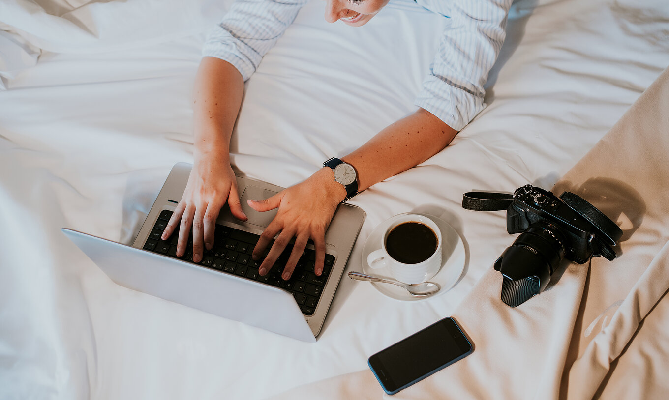 O Estúdio T0 do Pestana Madeira Beach Club tem uma cama de casal onde pode trabalhar ao computador e beber um café