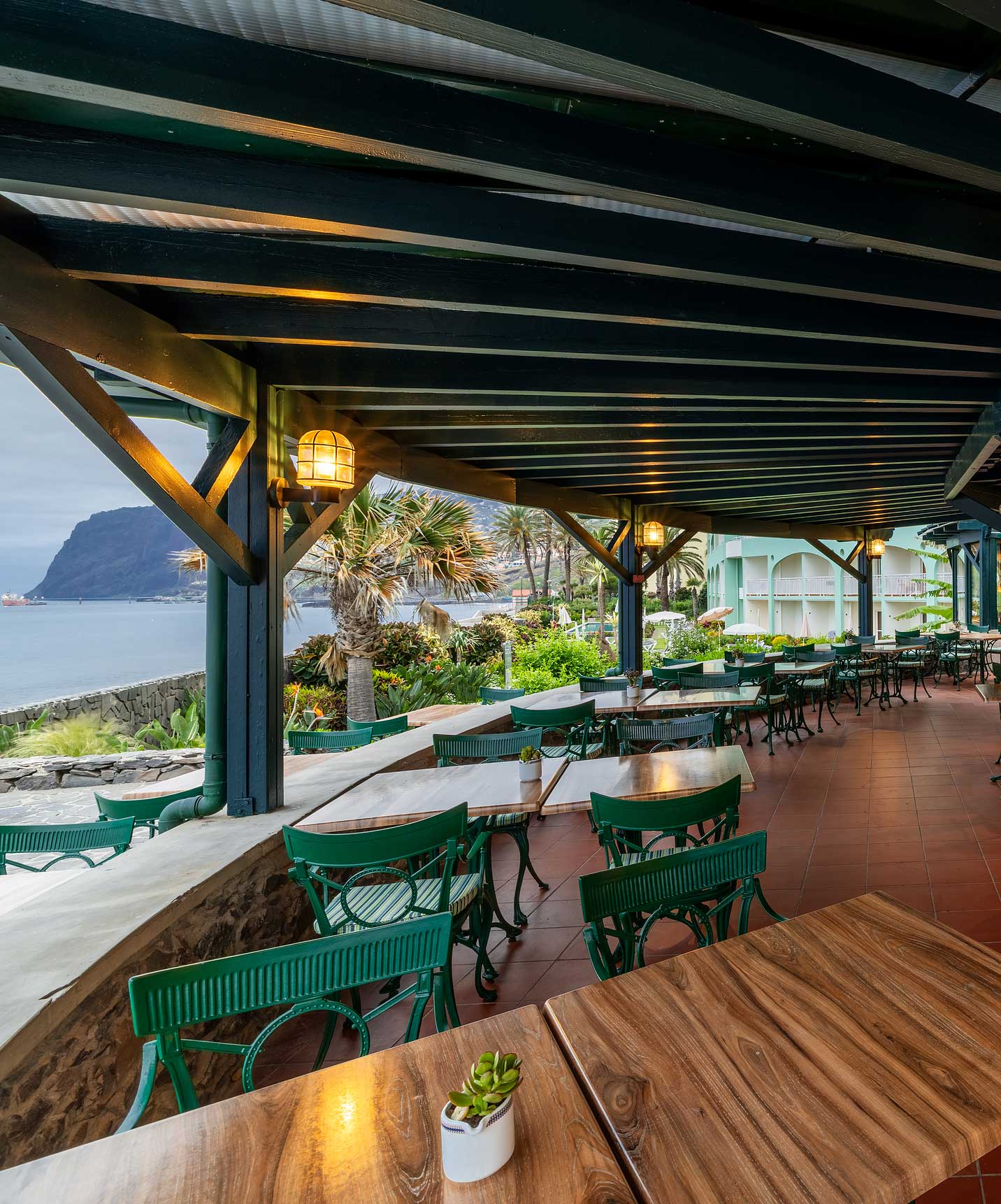 O Pestana Ocean Bay All Inclusive é um Hotel Tudo Incluído em Frente ao Mar com um restaurante sobre o terraço