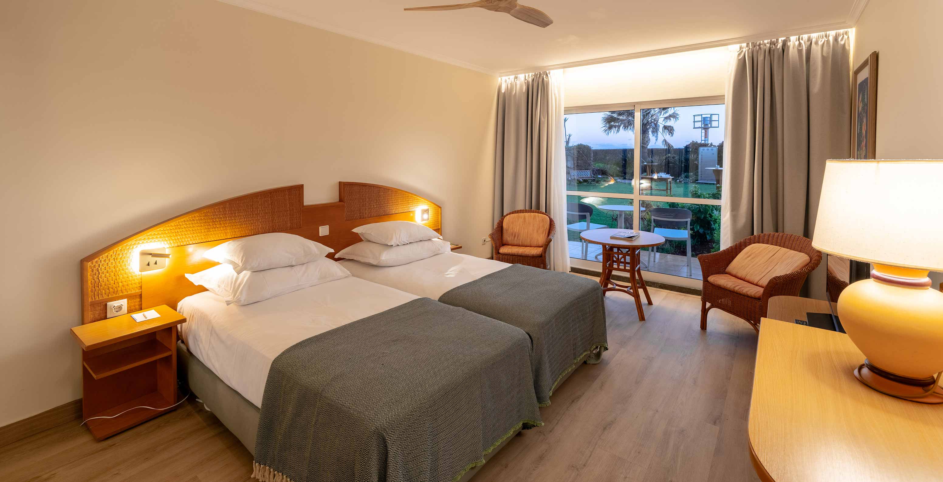 O Classic Pool View do Pestana Ocean Bay All Inclusive tem duas camas individuais unidas com vista para o jardim 