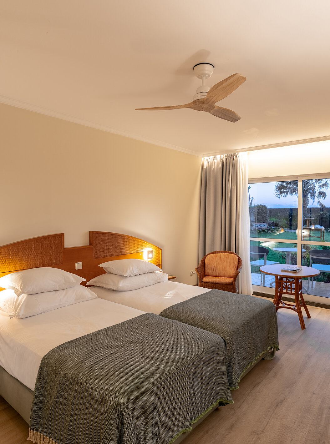 O Classic Pool View do Pestana Ocean Bay All Inclusive tem duas camas individuais unidas com vista para o jardim 