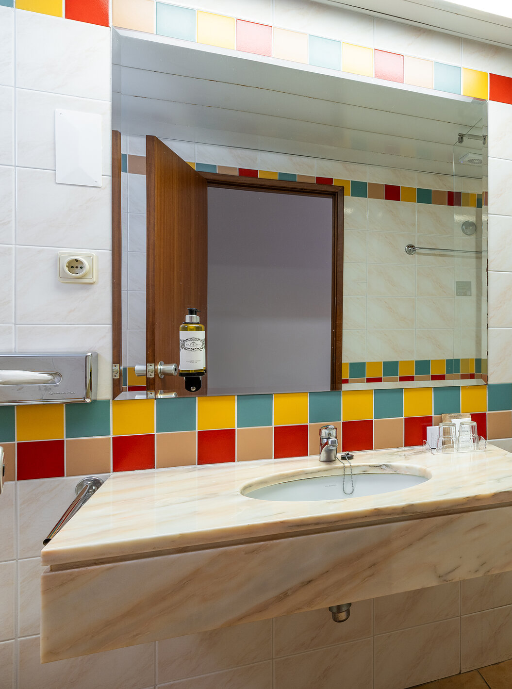 O Classic Sea View do Pestana Ocean Bay All Inclusive tem uma casa de banho com banheira e lavatório com espelho