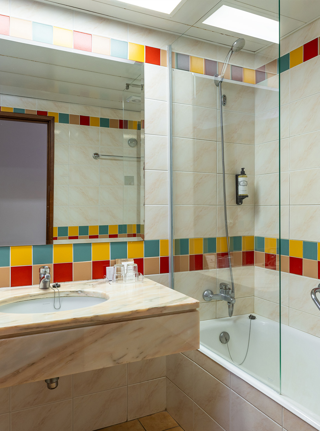 O Premium Sea View do Pestana Ocean Bay All Inclusive tem uma casa de banho em azulejos com banheira, lavatório e espelho