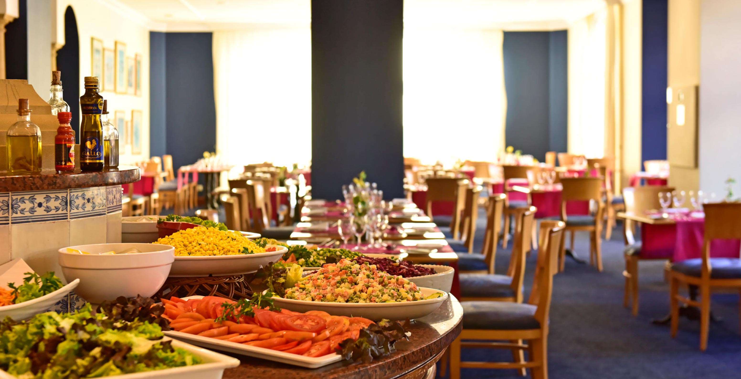 O restaurante A Vila, do Hotel de Charme na Madeira tem pequeno-almoço com buffet de frutas e mesas