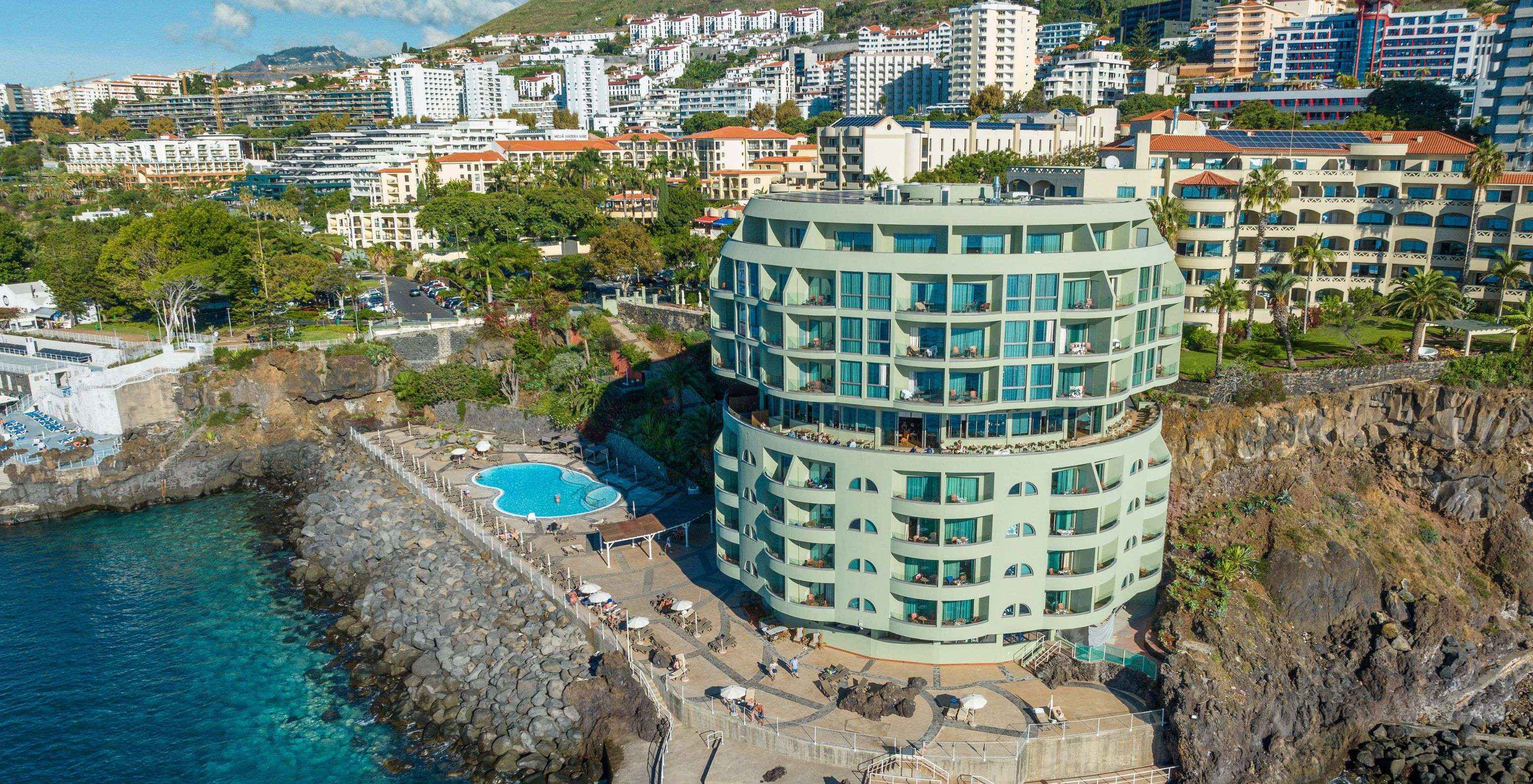 Vista para o Pestana Vila Lido Madeira, um edifício com piscina exterior com espreguiçadeiras e com acesso ao direto ao mar