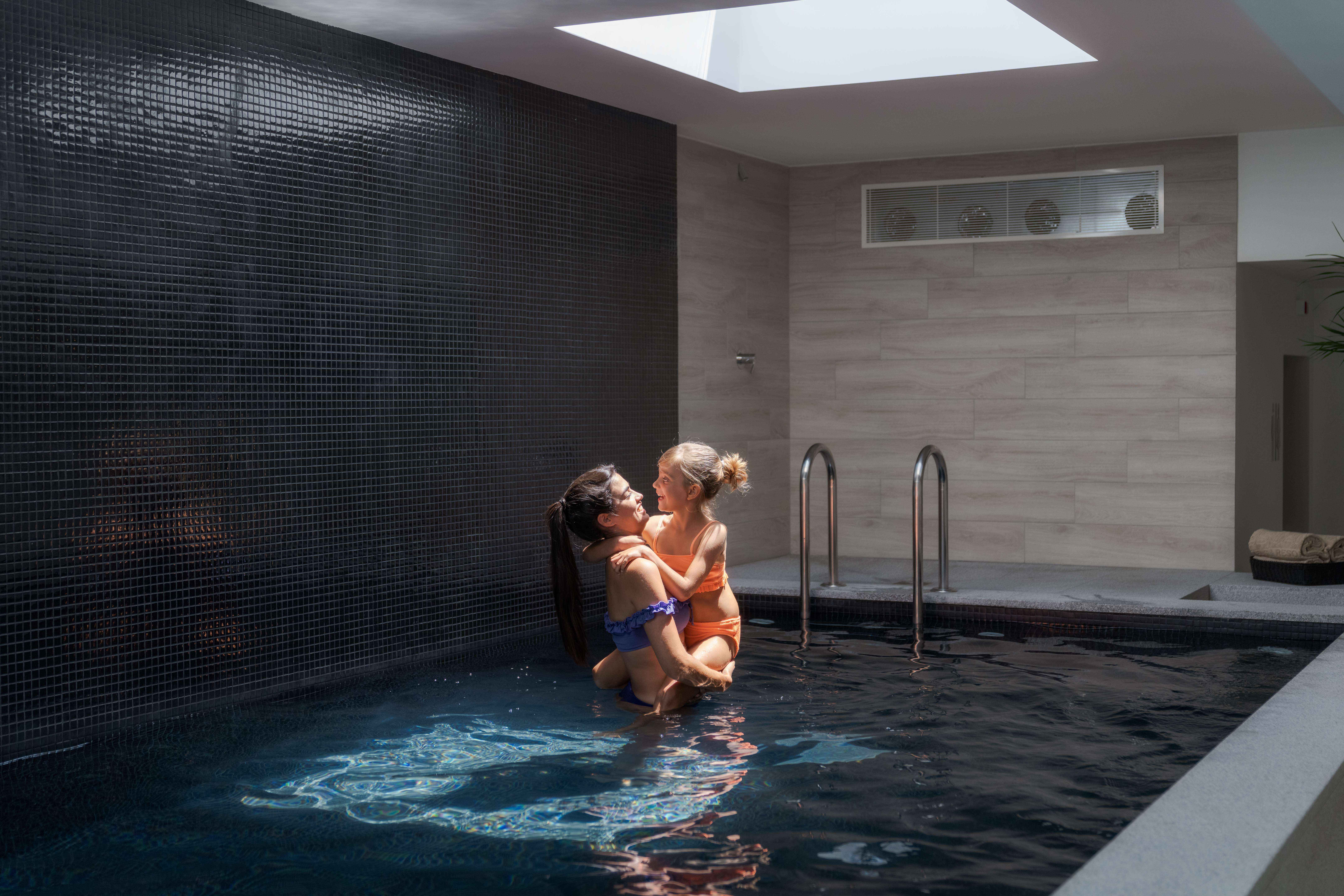 O Pestana Douro, hotel com piscina em frente ao Rio Douro, conta com uma piscina interior, com luz natural do teto