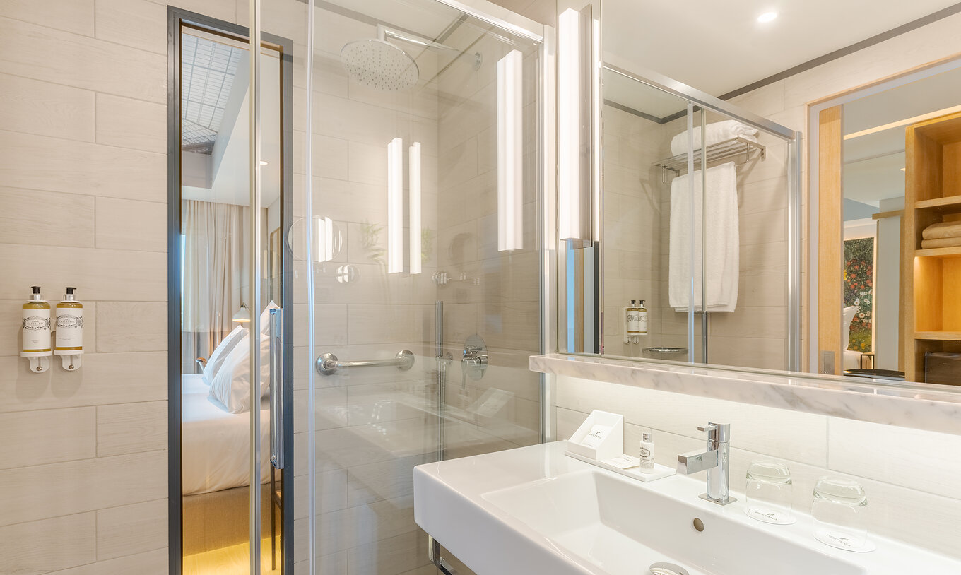 O quarto Superior do Pestana Douro Riverside conta uma casa de banho com lavatório, espelho e chuveiro