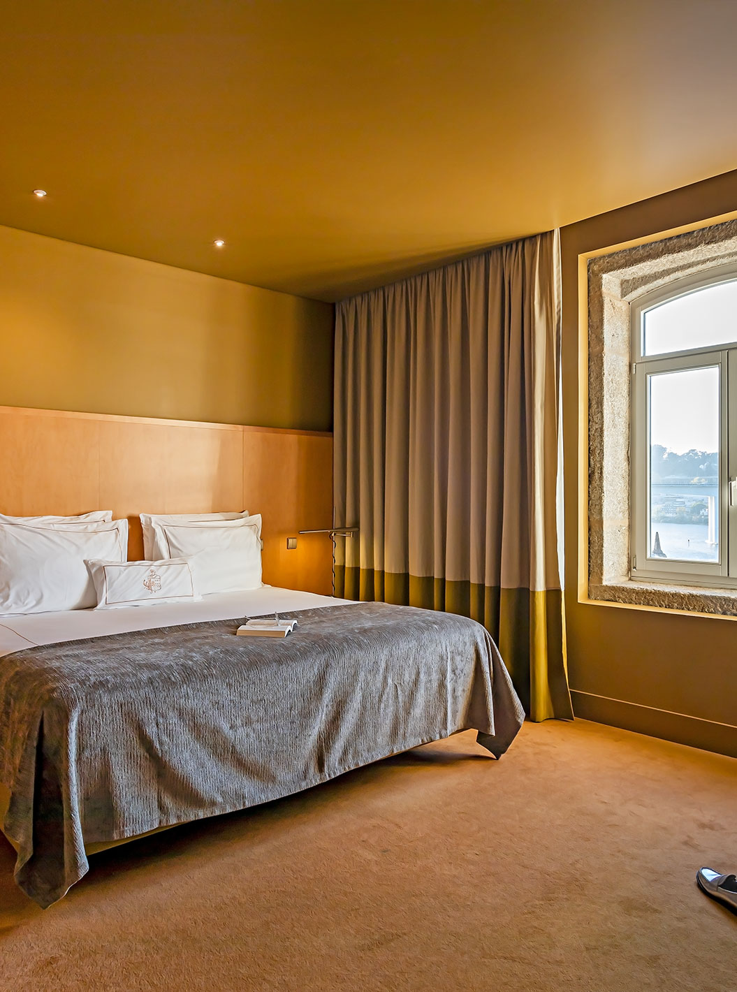 O Executive do Pestana Palácio do Freixo tem uma cama de casal com uma janela com vista para o rio Douro