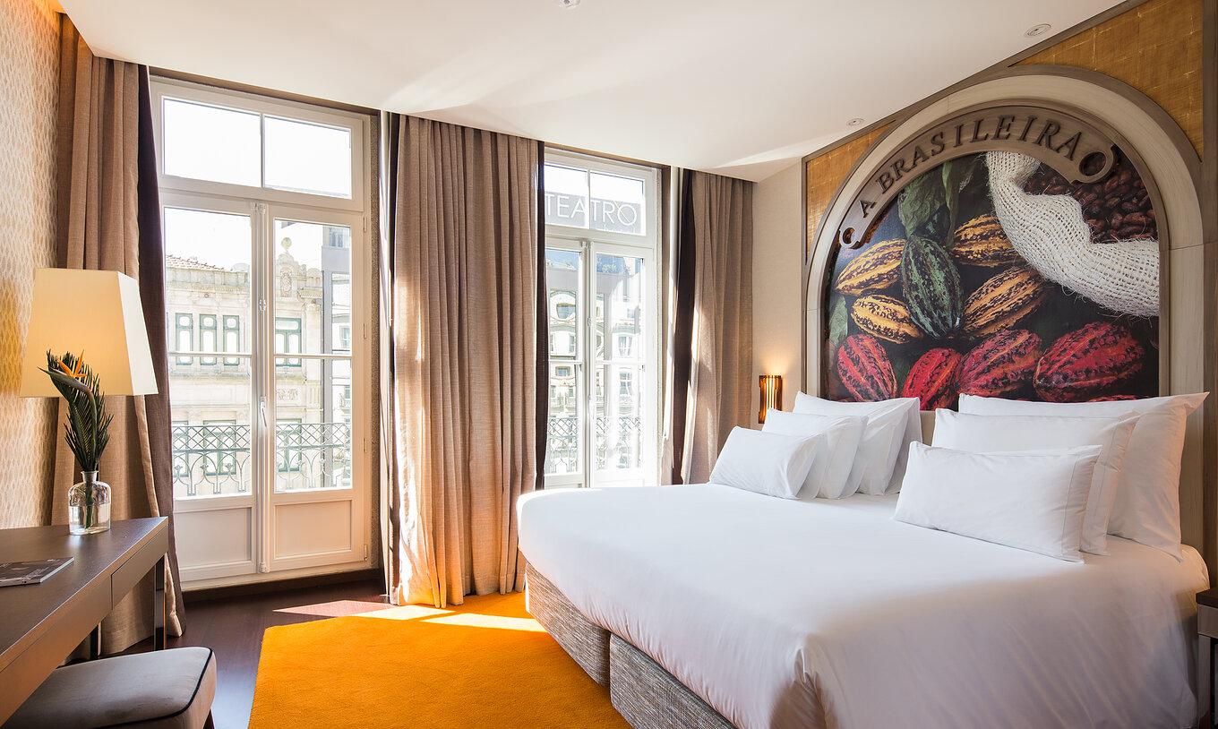 O Deluxe Superior do Pestana Porto - A Brasileira tem duas janelas com uma pequena varanda e com vista para a cidade