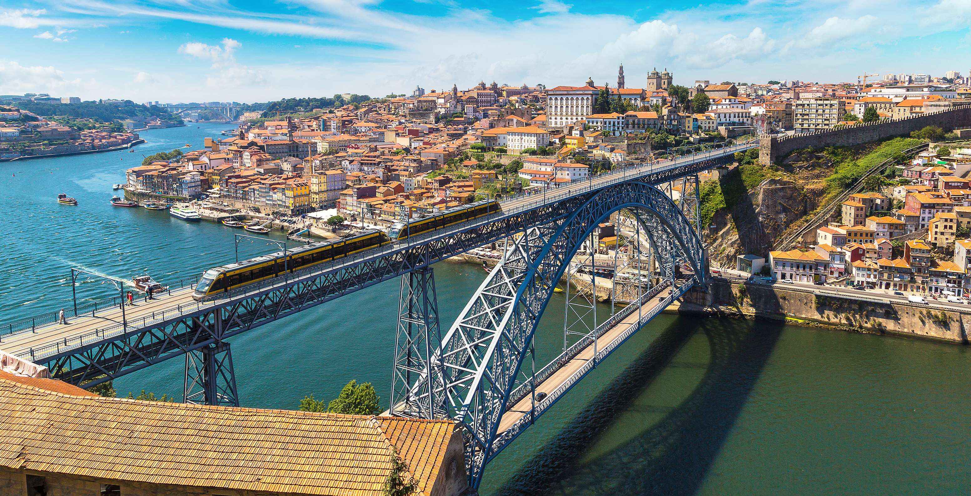Fique no Pestana Vintage Porto e passeie na icónica ponte Dom Luís I, enquanto desfruta das vistas para o rio Douro