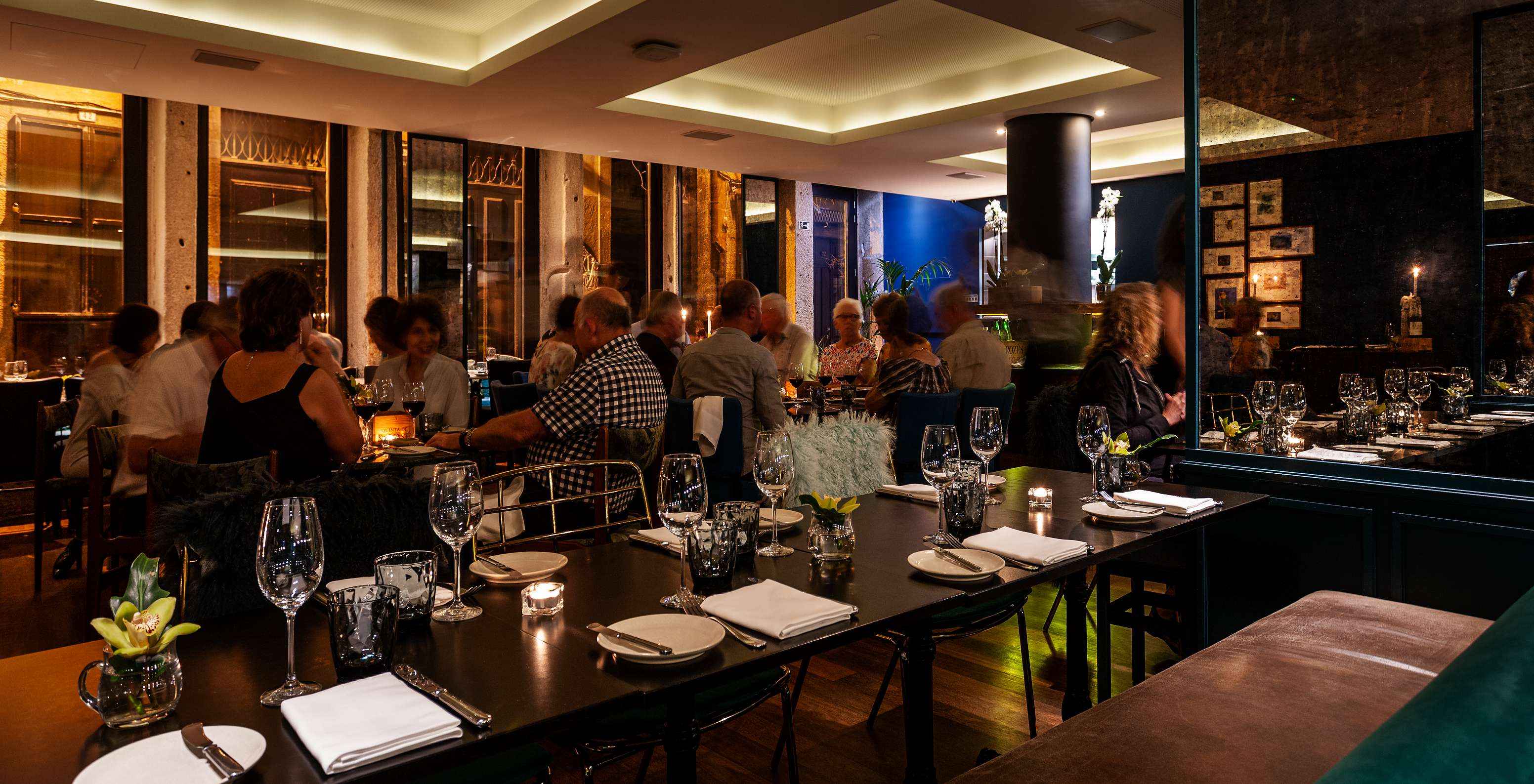 O restaurante Rib Beef & Wine, do Hotel 5 Estrelas no Centro do Porto, tem mesas grandes, onde ter uma refeição com amigos