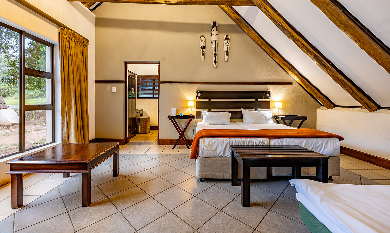 O Quarto Familiar do Pestana Kruger Lodge tem um quarto amplo com janela, duas camas individuais e uma cama extra