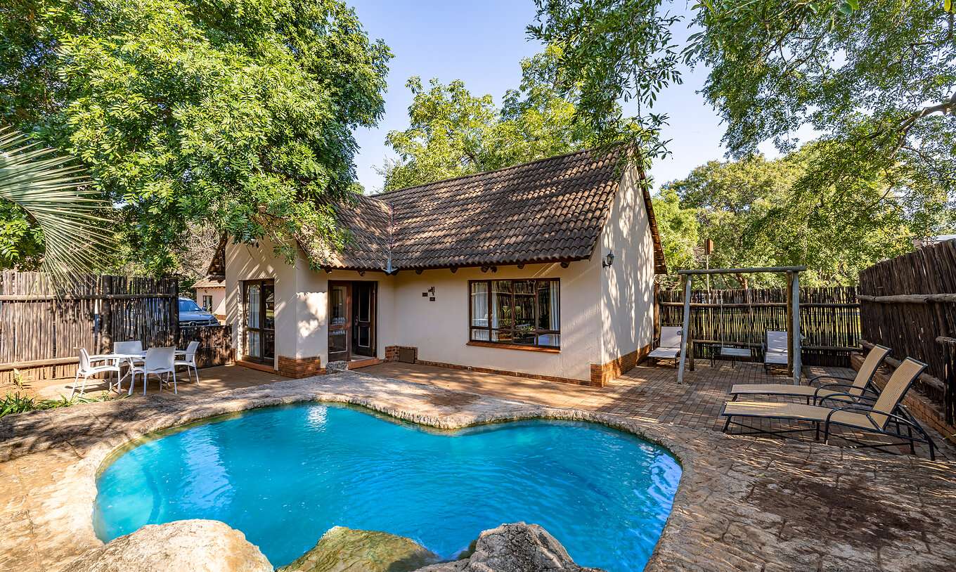 O Rhino Family Cottage do Pestana Kruger Lodge tem uma piscina privada com espreguiçadeiras junto ao quarto