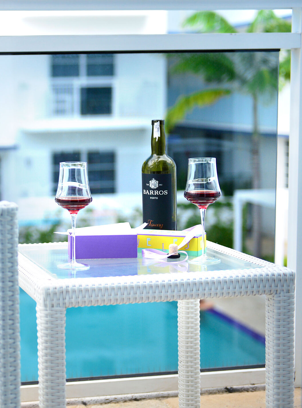 O Suite com Dois Quartos e Varanda do Pestana Miami South Beach tem varanda com mesa e vista para a piscina