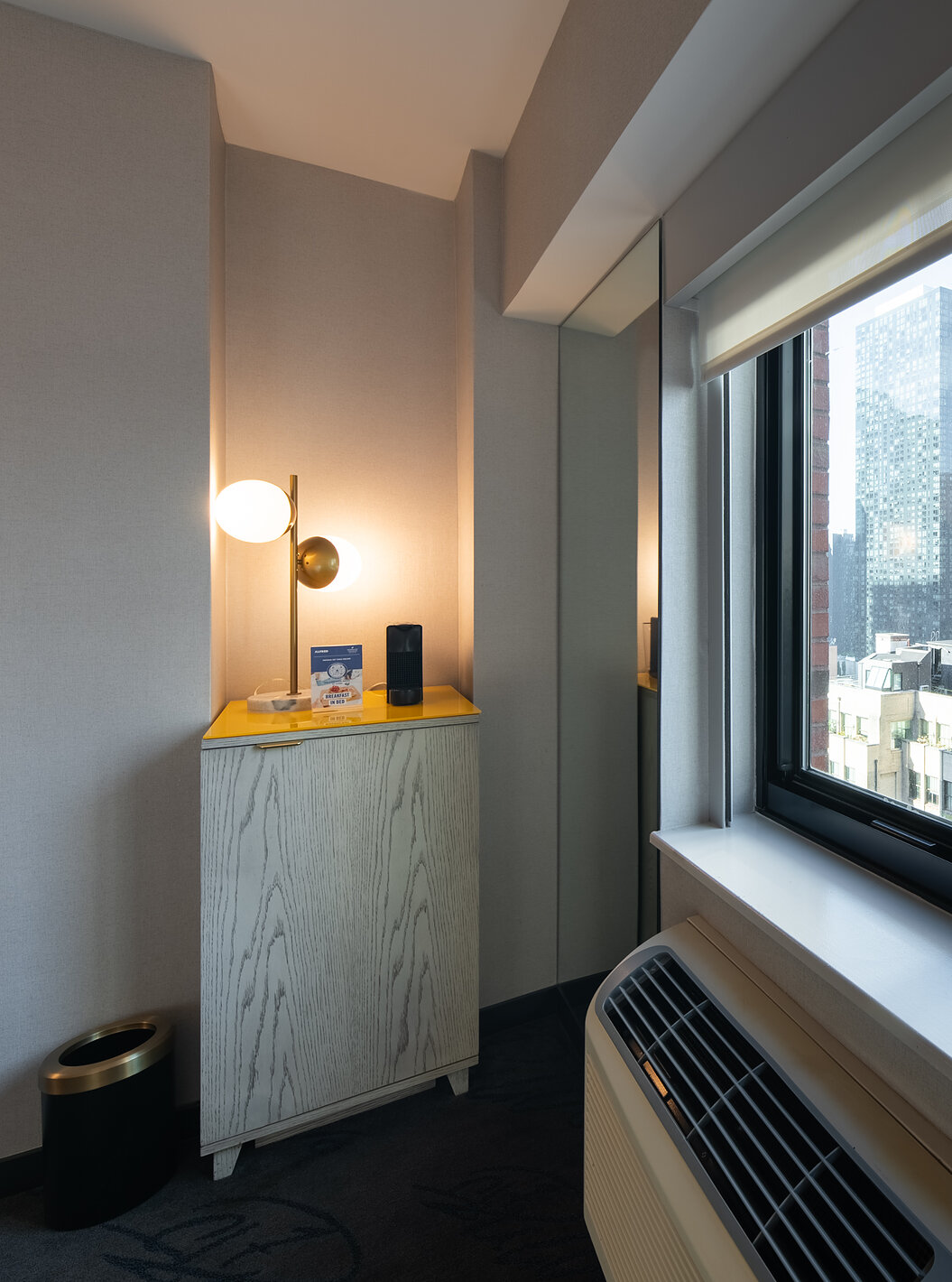 O Deluxe King Room ADA do Pestana CR7 Times Square tem uma janela com vista para a cidade e ar condicionado