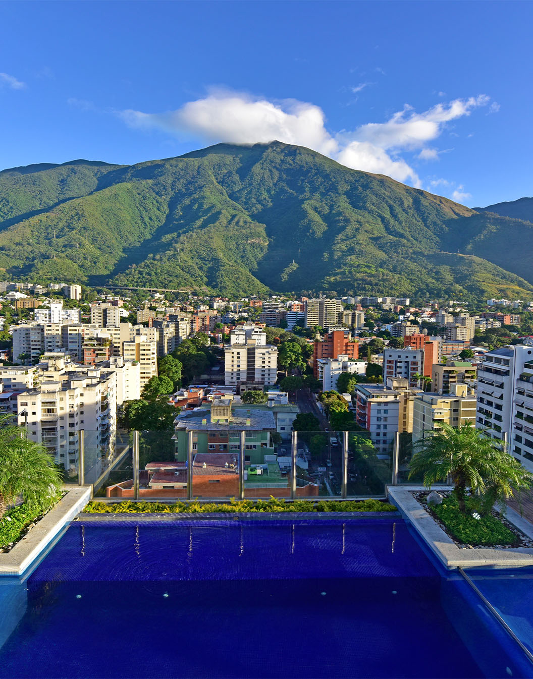 Vista panorâmica do Pestana Caracas, um Hotel em Caracas, perto da Área Financeira, com piscina e rodeado por edifícios