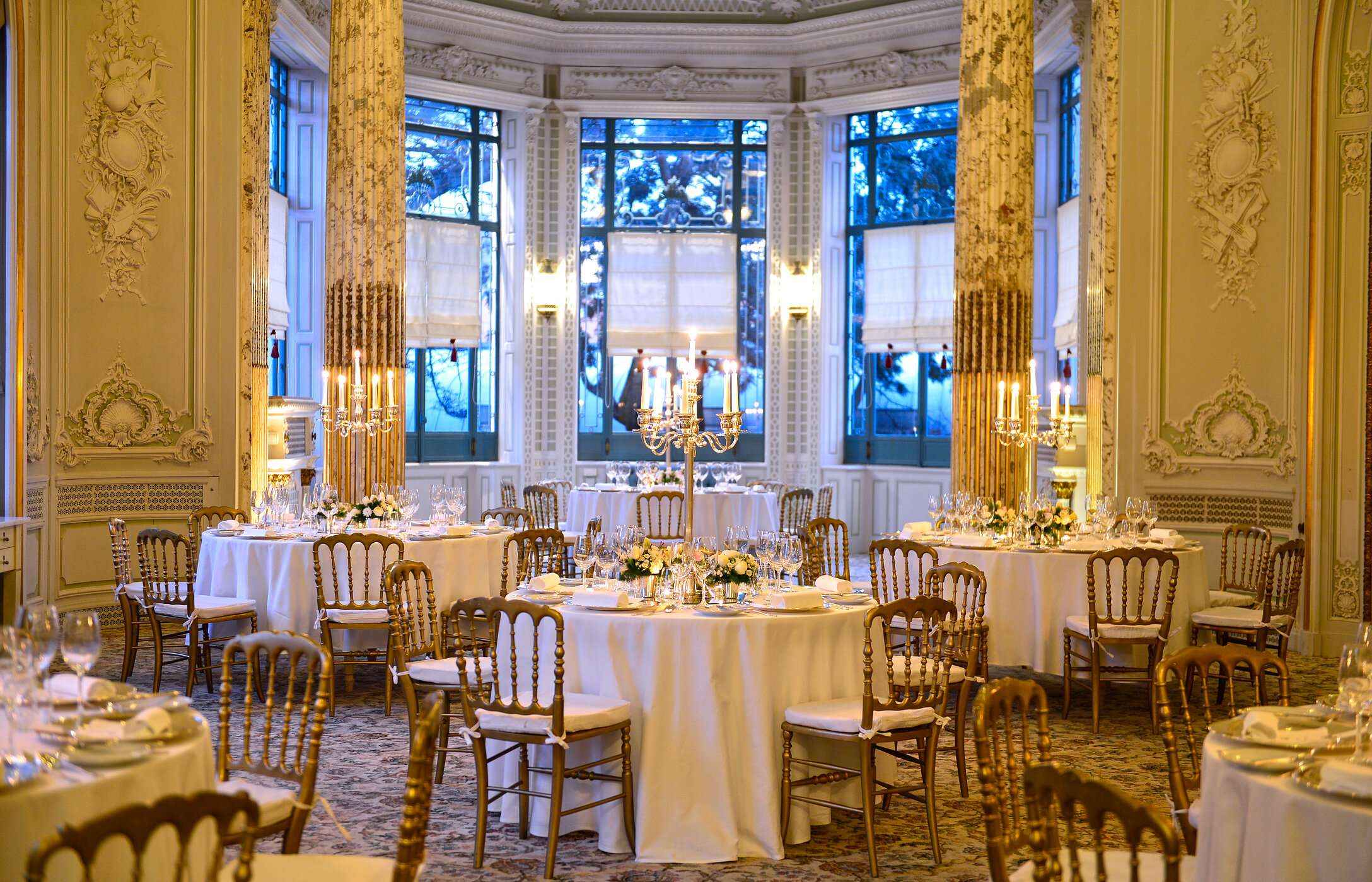 Celebre a sua ocasião especial no Pestana Hotel Group, em espaços elegantes com mesas com arranjos florais e candelabros