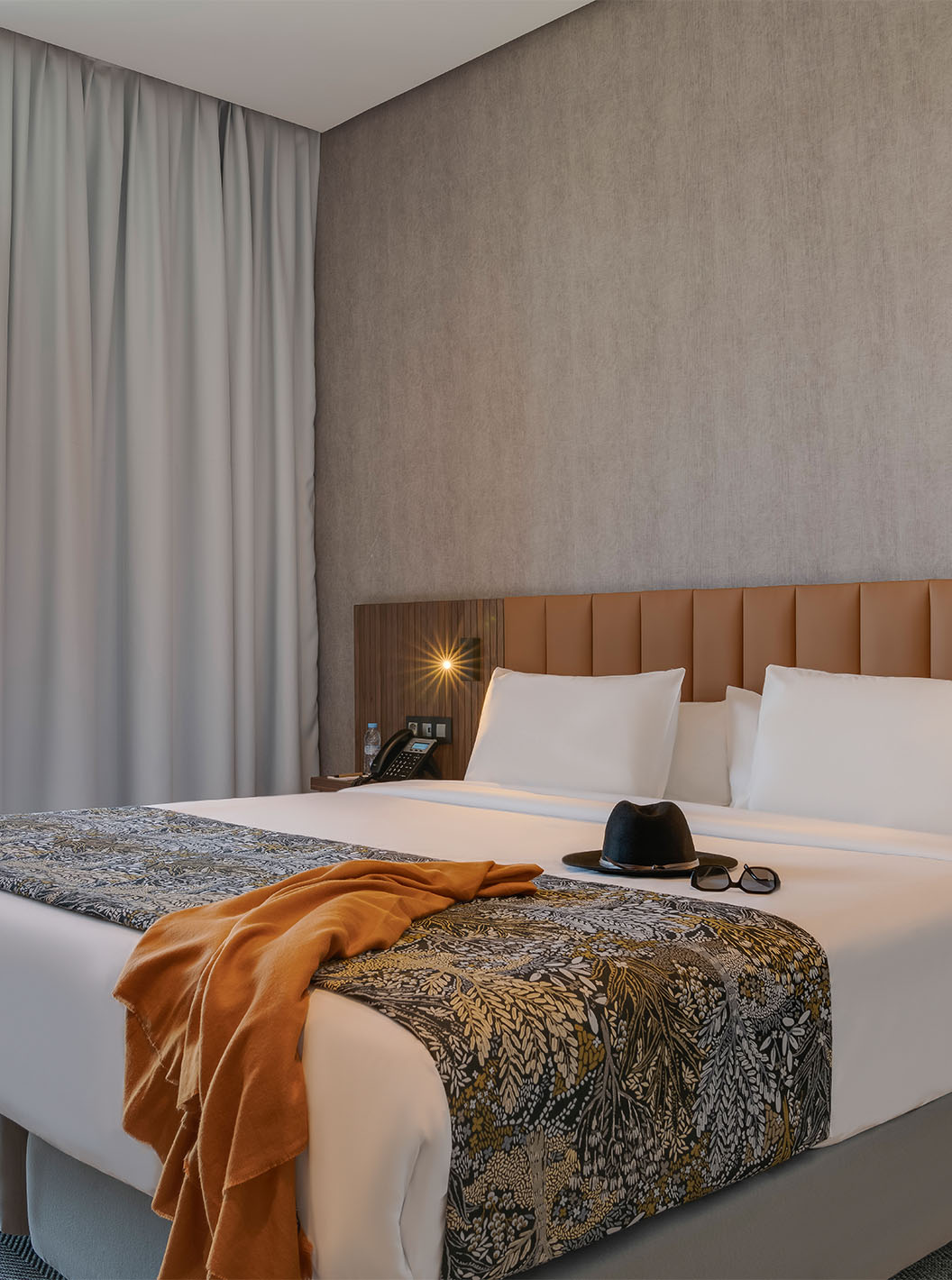 A Suite Premium do Pestana Casablanca tem um quarto com cama de casal e varanda