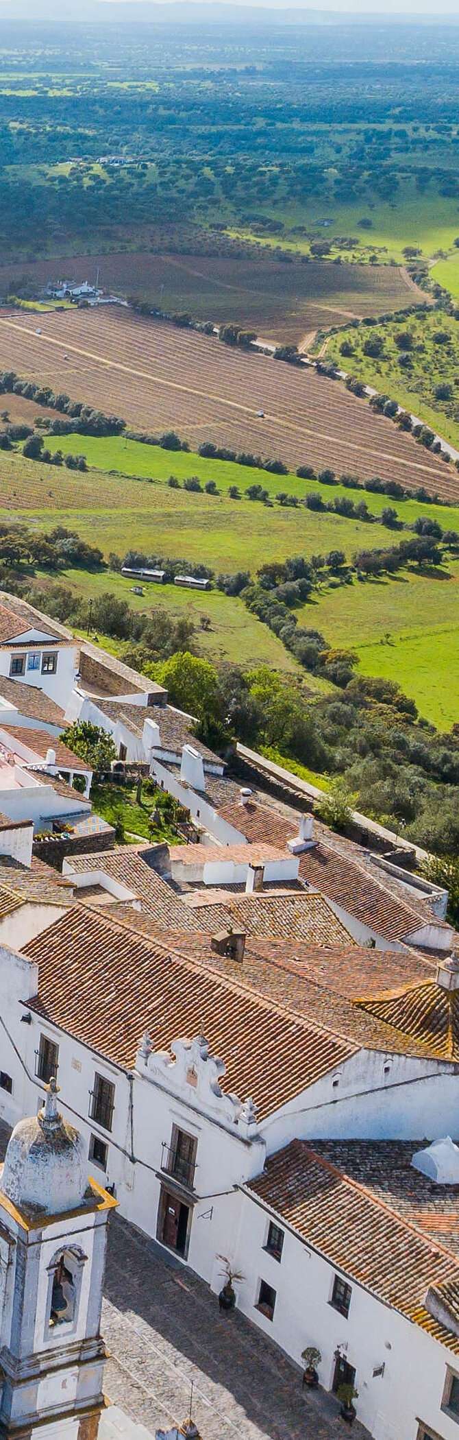 Vista aérea da vila histórica de Monsaraz, no Alentejo, com destaque para o castelo no topo da colina