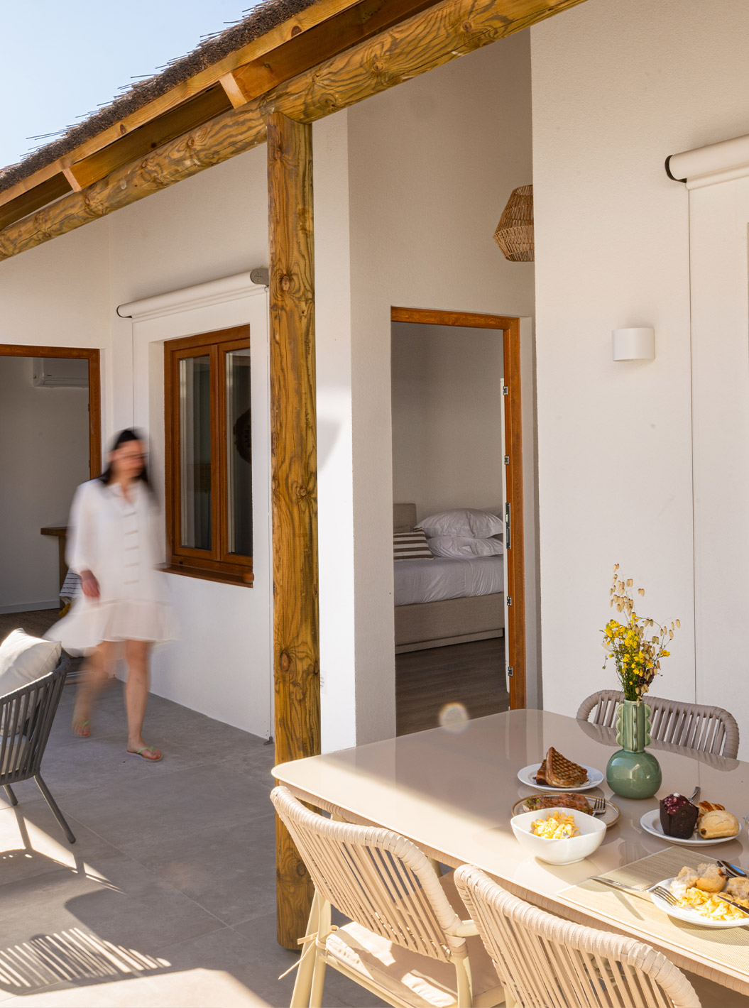 Varanda da Standard Green Villa no Pestana Comporta, com mesa de pequeno-almoço e cadeiras ao ar livre