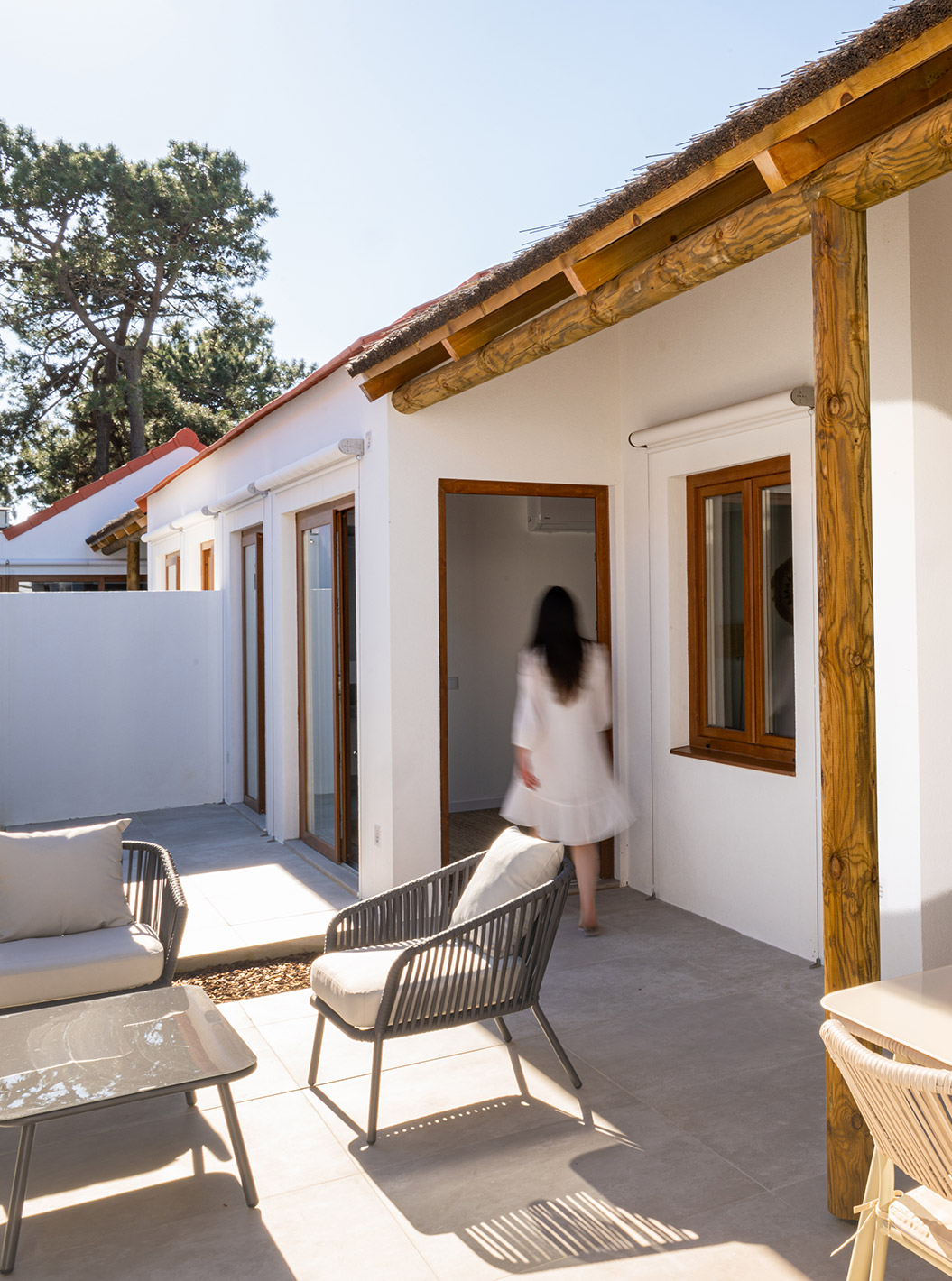 Varanda da Villa Superior Verde no Pestana Comporta, com mesa posta para refeição e área de estar ao ar livre