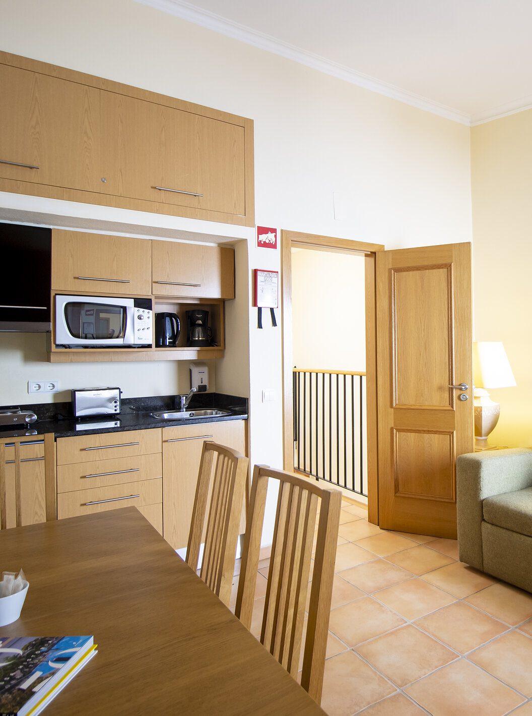 O Apartamento T1 - Terra do Pestana Palm Gardens tem uma sala de estar com sofá, mesa e kitchenette com micro-ondas