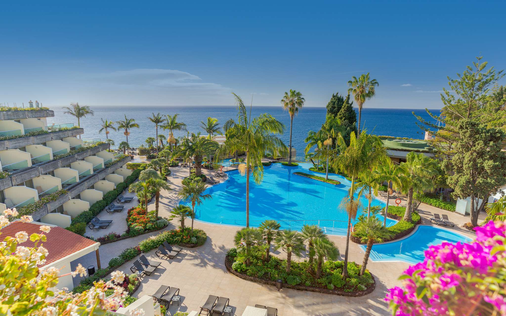 Vista exterior da piscina e edifício do Pestana Carlton, um hotel no Centro do Funchal em Frente ao Mar