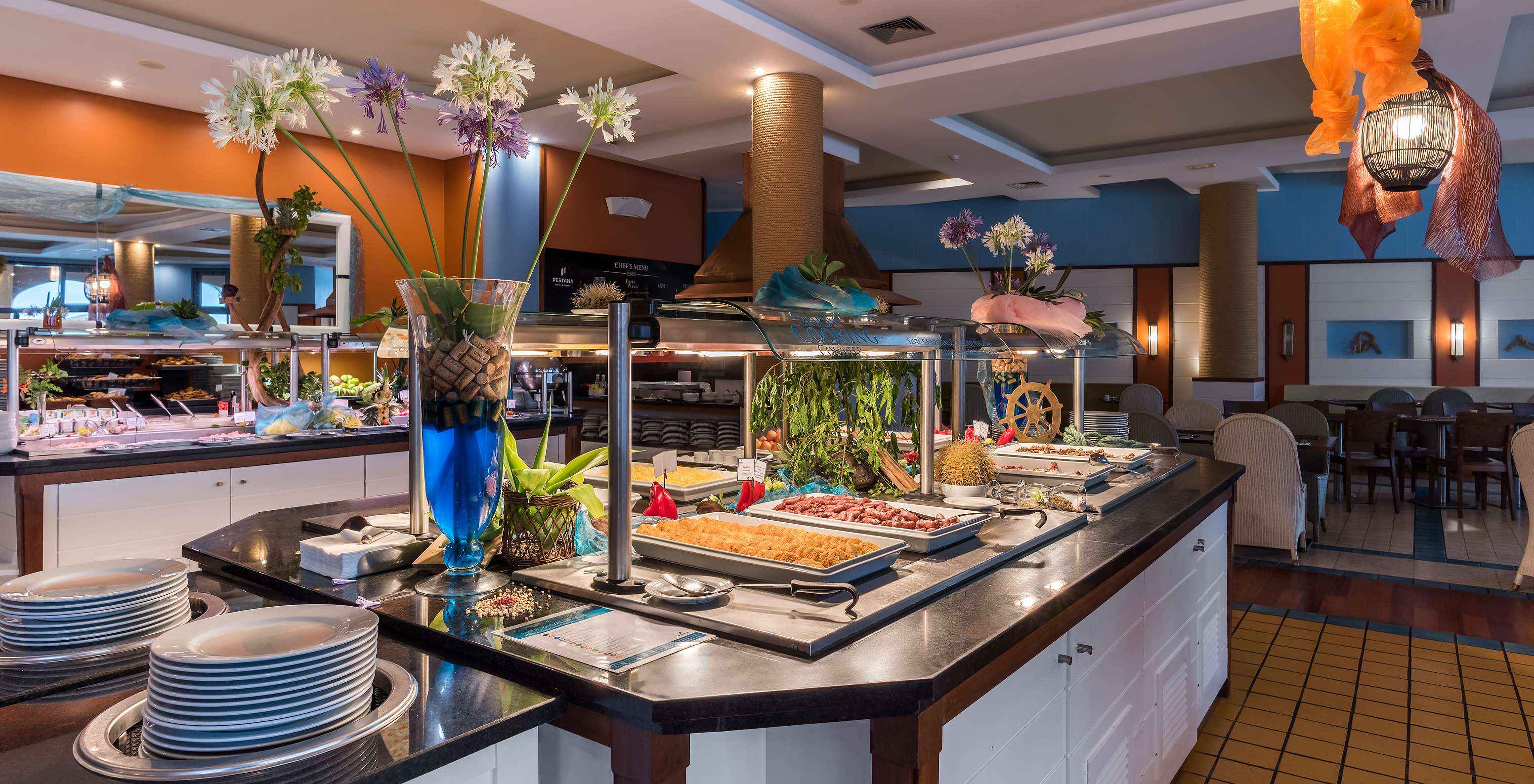 Restaurante do Pestana Porto Santo, Resort de 5 Estrelas no Porto Santo, com buffet variado e decoração colorida