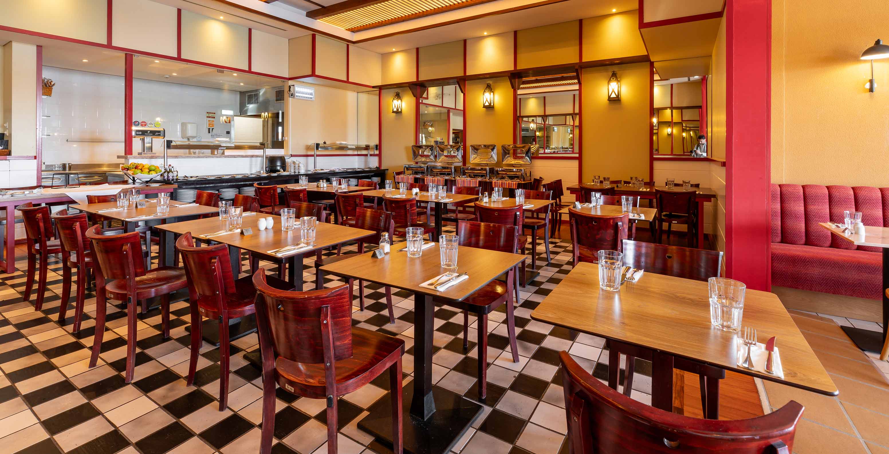 Restaurante do Pestana Porto Santo, Resort de 5 Estrelas no Porto Santo, com mesas de madeira e decoração acolhedora