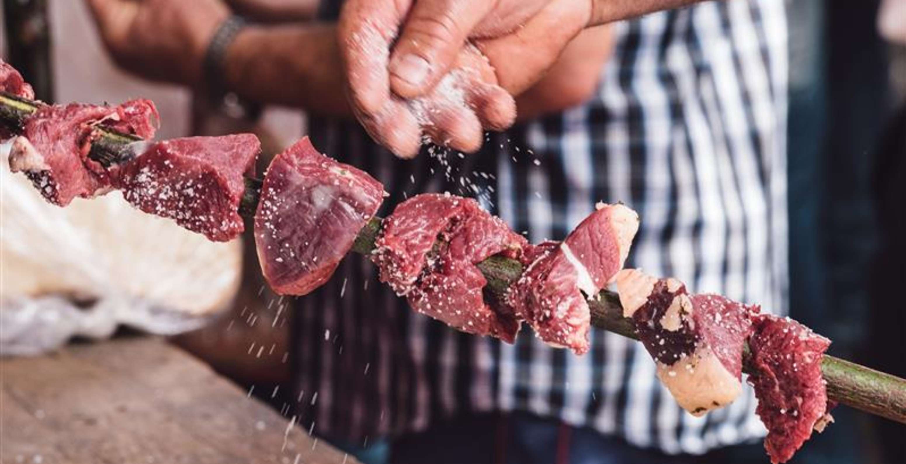 Restaurante do Pestana Porto Santo, Resort de 5 Estrelas no Porto Santo, carne em espeto a ser temperada com sal