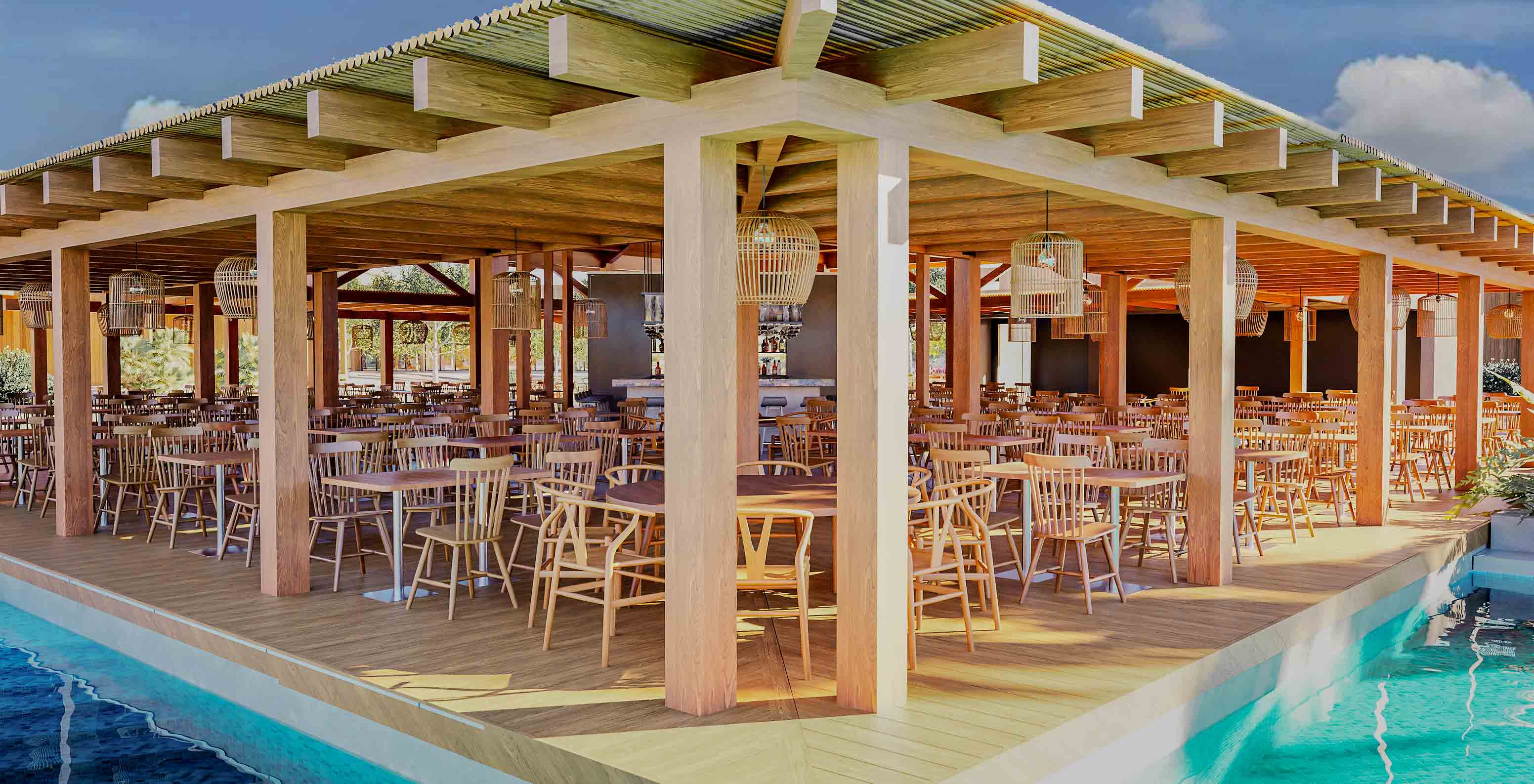 Bar da piscina do Pestana Dunas Porto Santo, com mesas e cadeiras de madeira junto à água azul