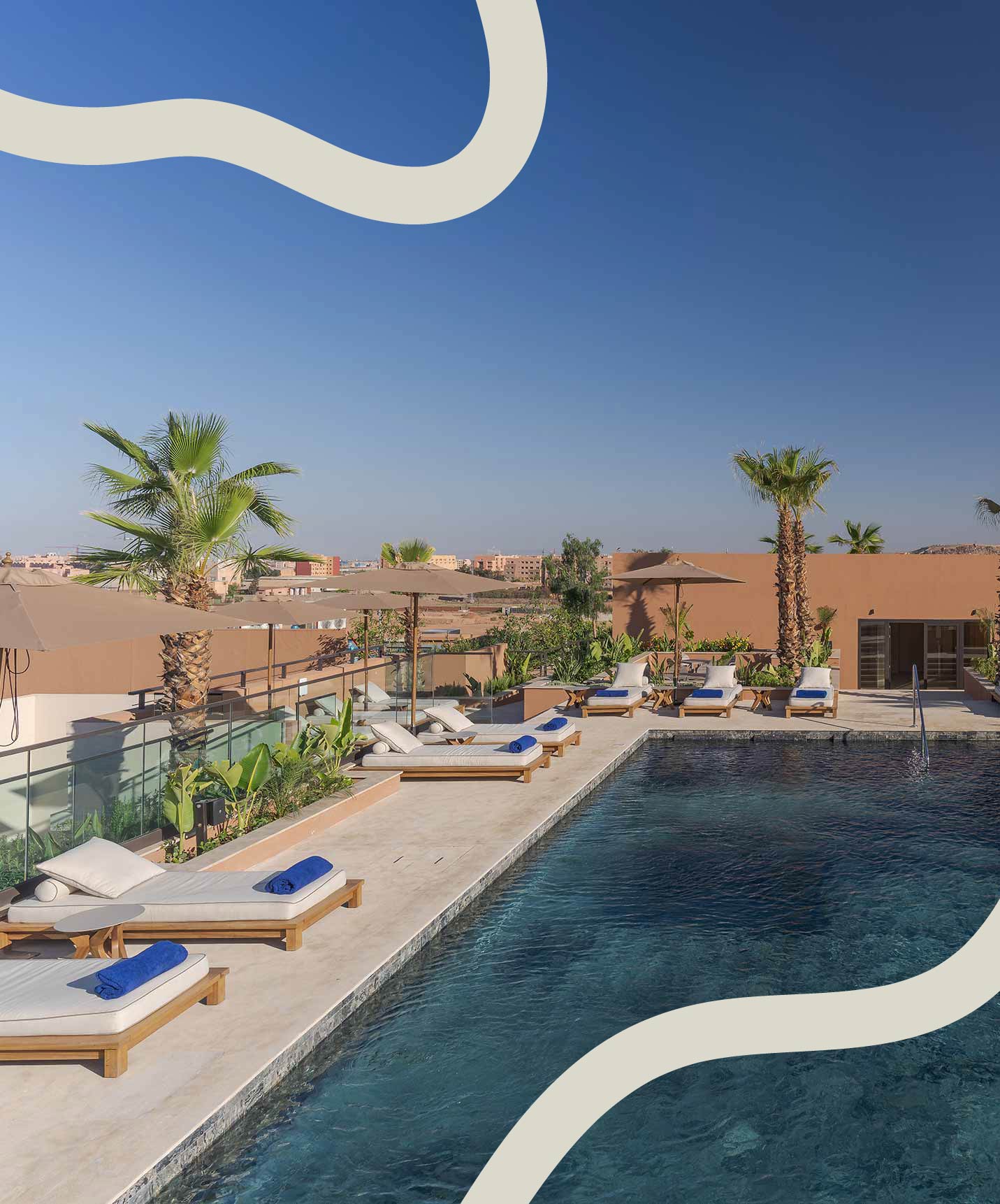 Descubra os benefícios de membro Bronze do Pestana Guest Club, e desfrute de piscinas ao redor de palmeiras num rooftop