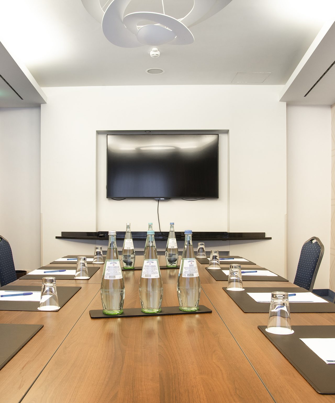 Vergaderingen en Conferenties bij Pestana Hotel Group, in kleine, elegant ingerichte kamers, uitgerust met waterflessen