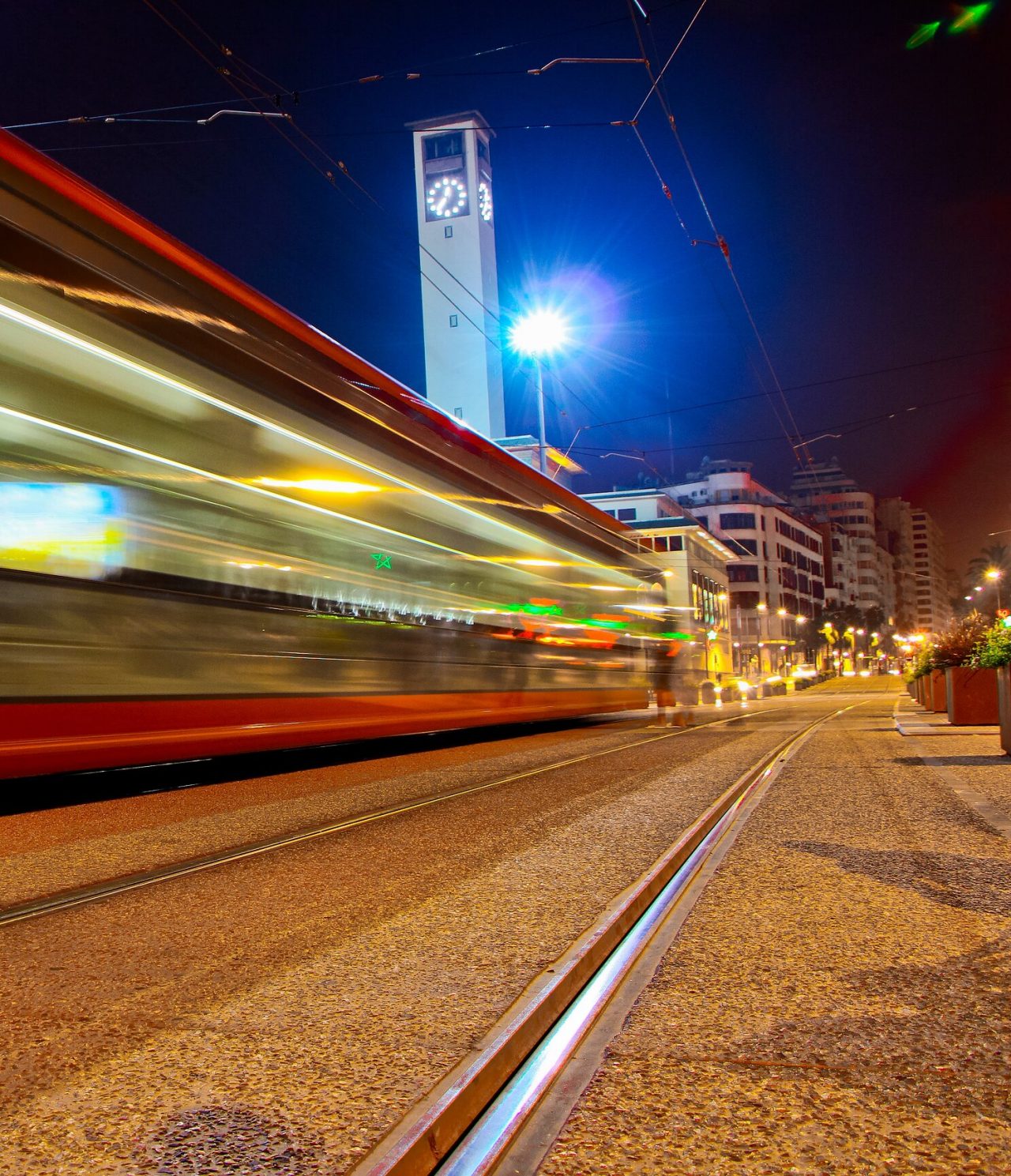 Ga op verschillende manieren naar het stadscentrum, een ervan met de trein