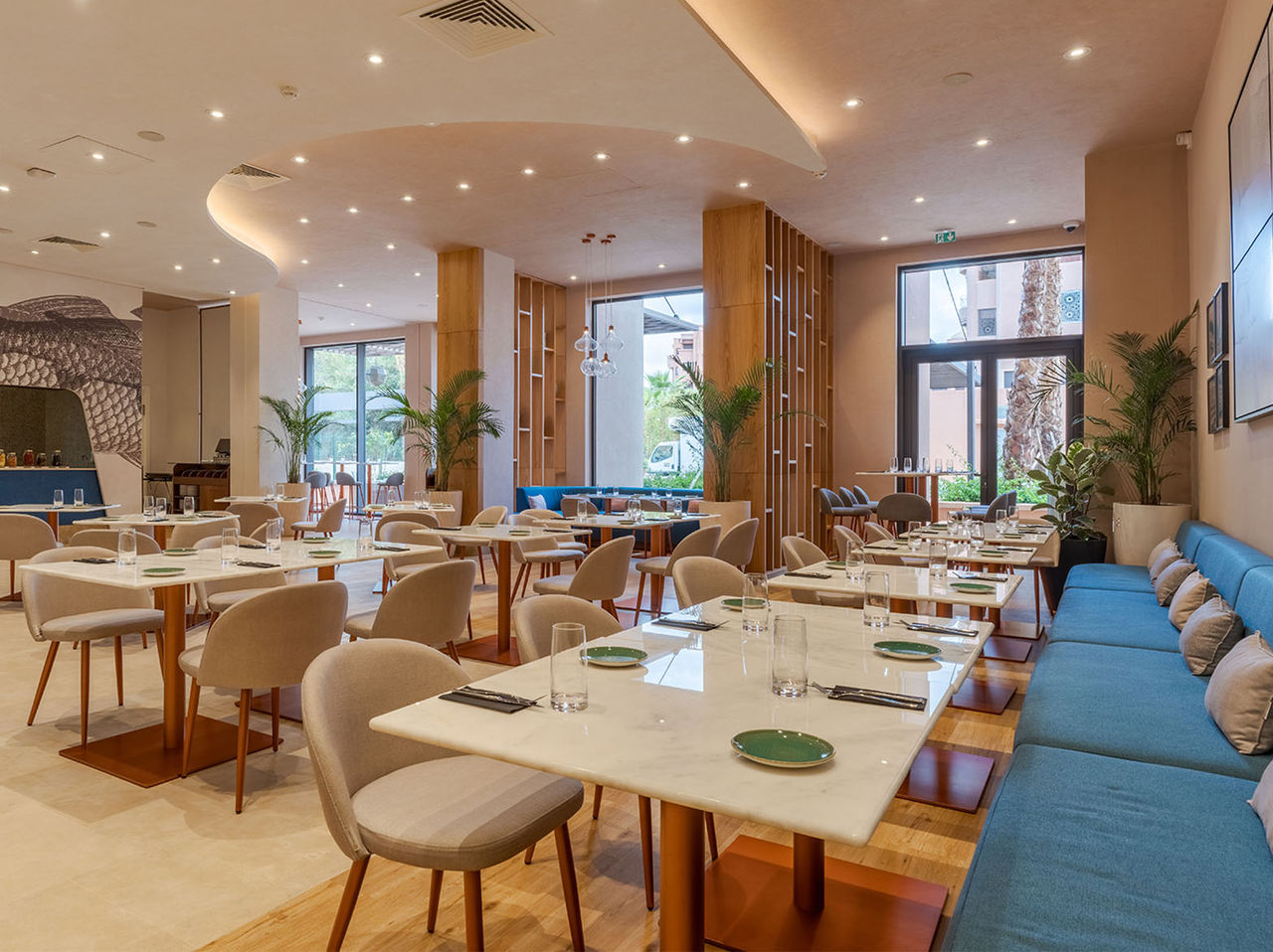 Het restaurant Brasserie, van het hotel in het centrum, heeft verschillende tafels, moderne decoratie en natuurlijk licht