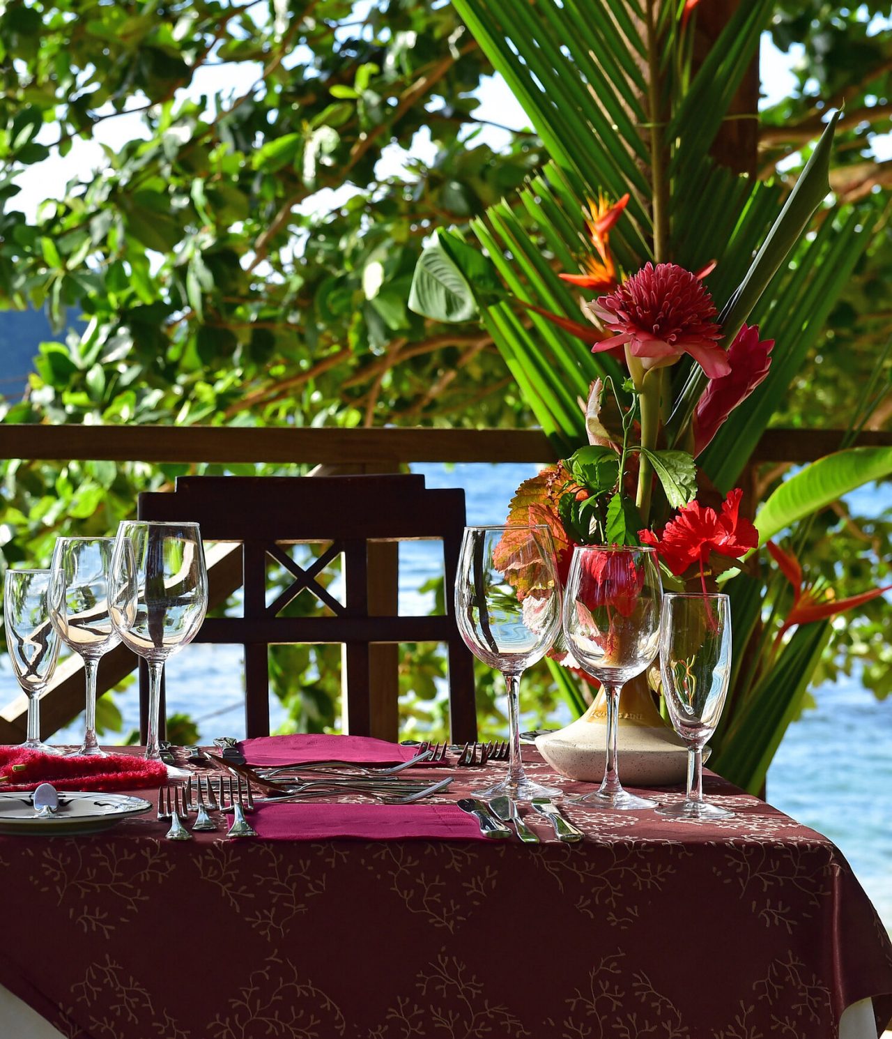 De zwembadbar, van het hotel op Ilhéu das Rolas, in São Tomé, heeft een tafel met service en uitzicht op de zee