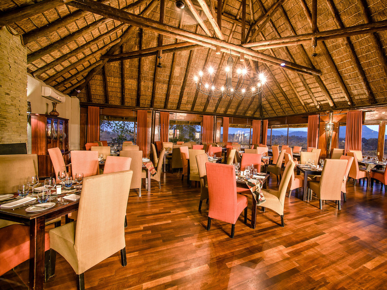 Het restaurant Buhlebethu, van het hotel in Kruger Park, heeft verschillende tafels en een typische Afrikaanse decoratie