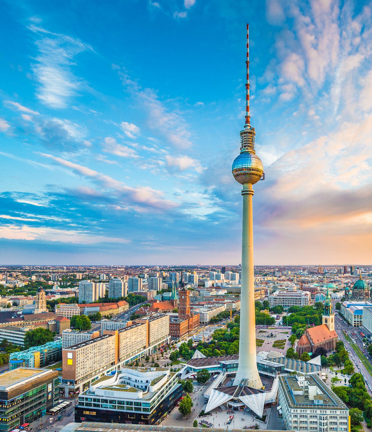 Beroemde televisietoren op Alexanderplatz, omgeven door de stad Berlijn, met de zonsondergang op de achtergrond