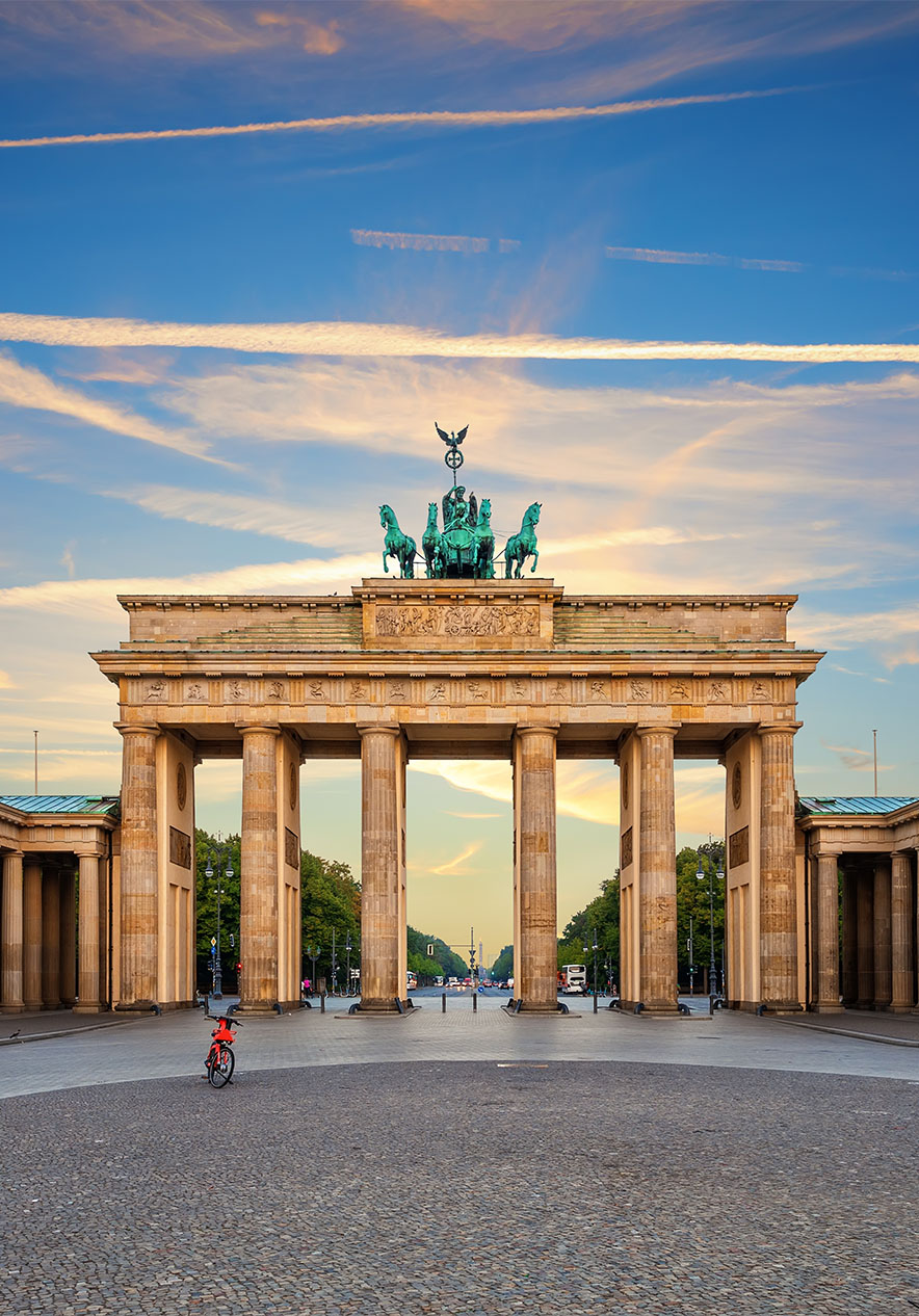 Uitzicht op de Brandenburger Tor in Berlijn, op een heldere dag met enkele wolken, en een fiets op het trottoir