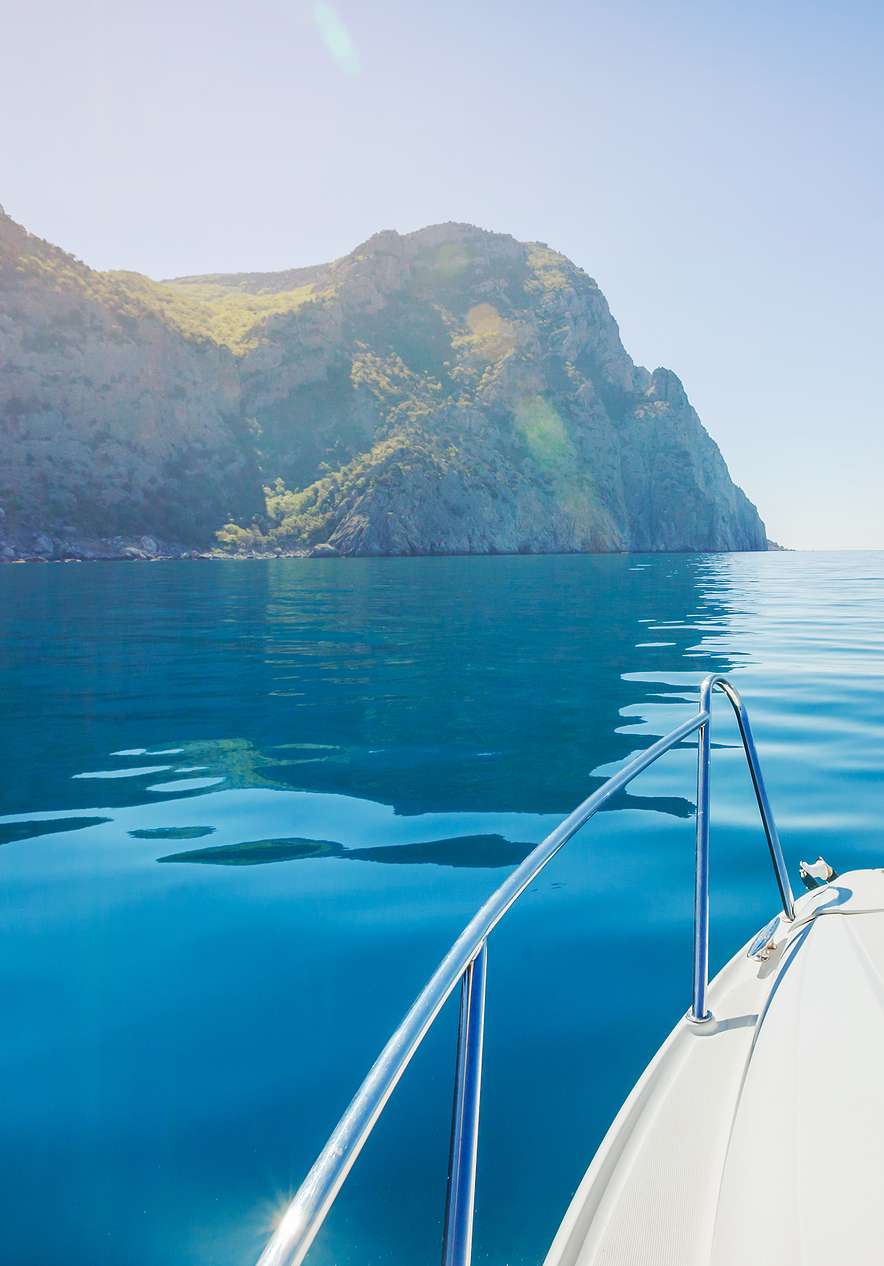 Passeio de barco, junto à Península de Tróia e à Serra da Arrábida, com água cristalina e muita natureza em redor