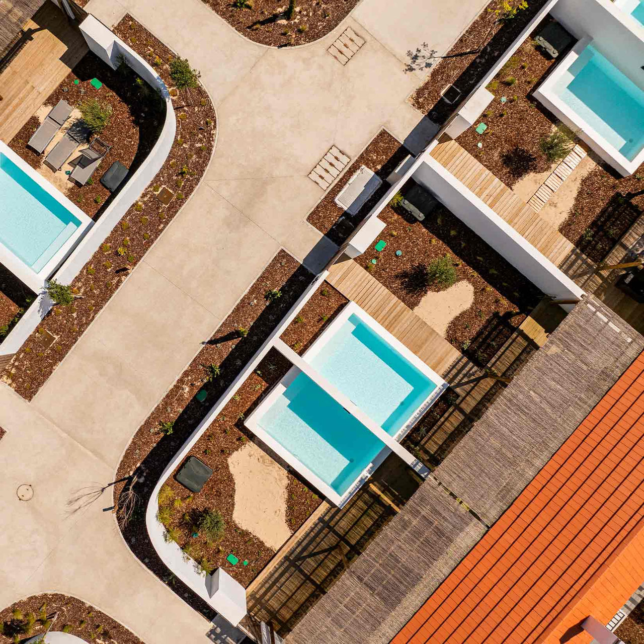 Luchtfoto van een villacomplex in Comporta, met privézwembad en gymzaal, veranda en houten terras