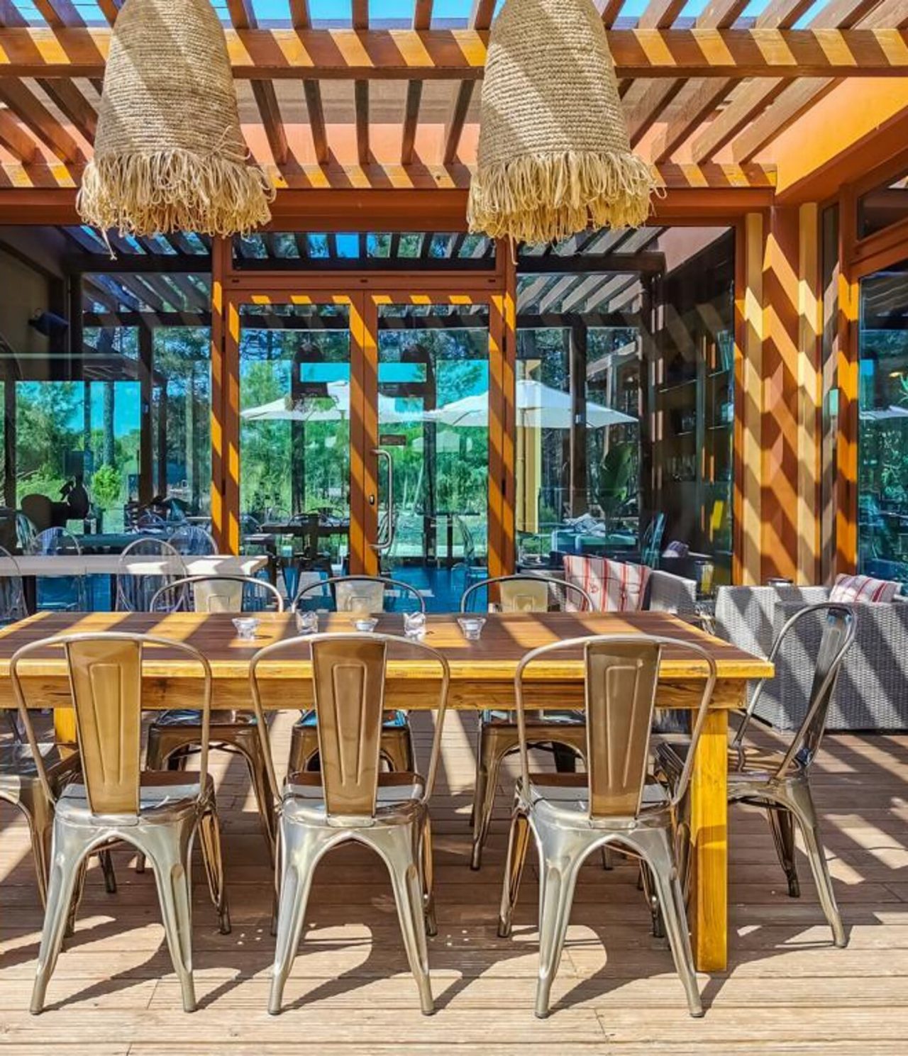 Het restaurant Grão de Bico, van het eco-resort op 10 minuten van Praia da Comporta, heeft een terras met stoelen en tafels