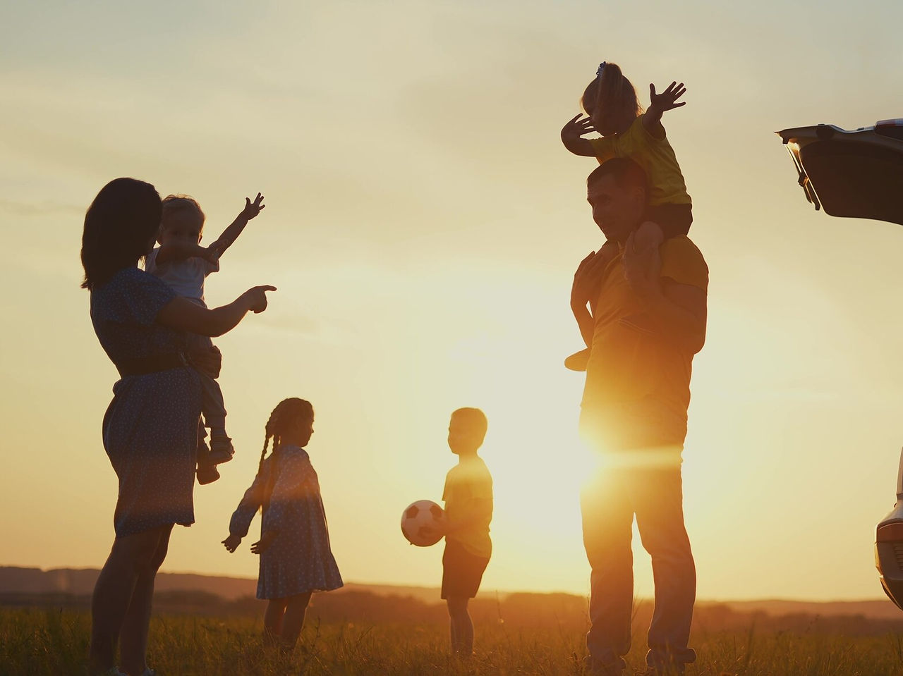 Familie van zes personen kletst tijdens een pauze tijdens hun roadtrip in de Algarve-regio